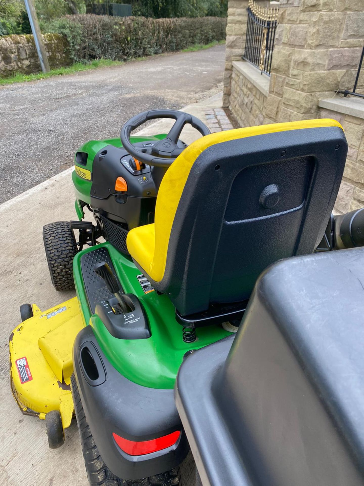 JOHN DEERE LA150 RIDE ON LAWN MOWER, RUNS AND WORKS WELL, 54 INCH CUTTING DECK *NO VAT* - Image 6 of 7