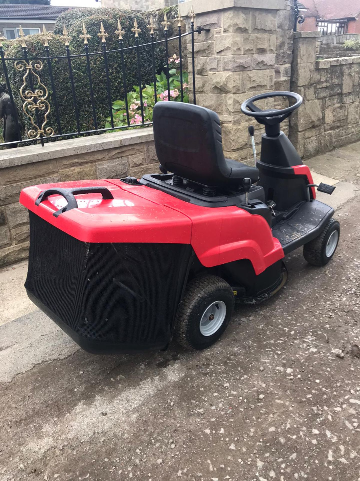 EX DEMO CONDITION - MOUNTFIELD 827M RIDE ON MOWER, RUNS, DRIVES AND CUTS, CLEAN MACHINE *NO VAT* - Image 4 of 4