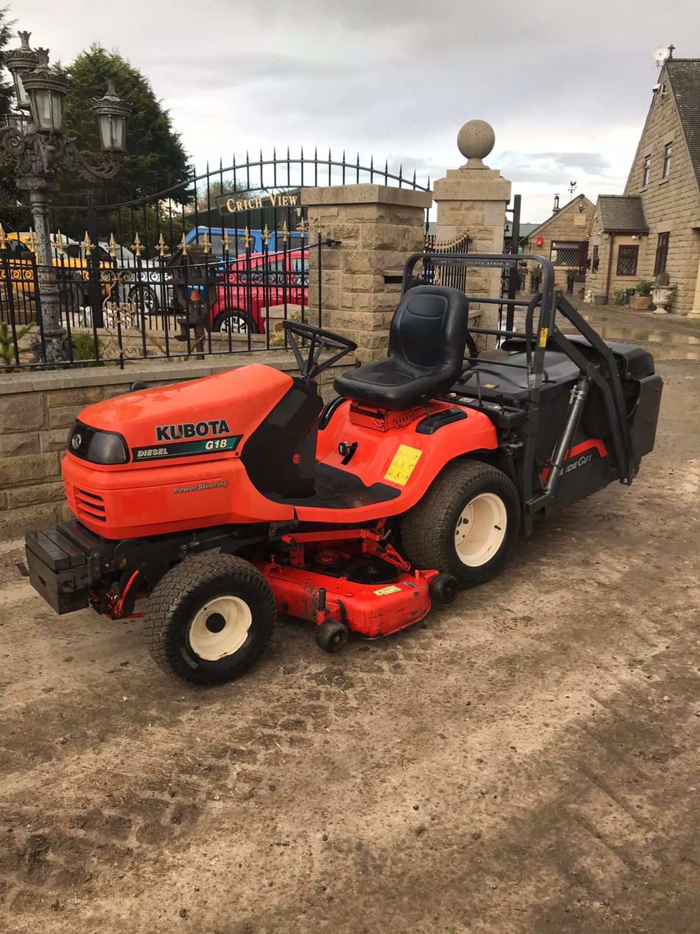 KUBOTA G18 RIDE ON LAWN MOWER, RUNS, DRIVES AND CUTS, HIGH TIP COLLECTOR, 1095 HOURS *NO VAT* - Image 4 of 5