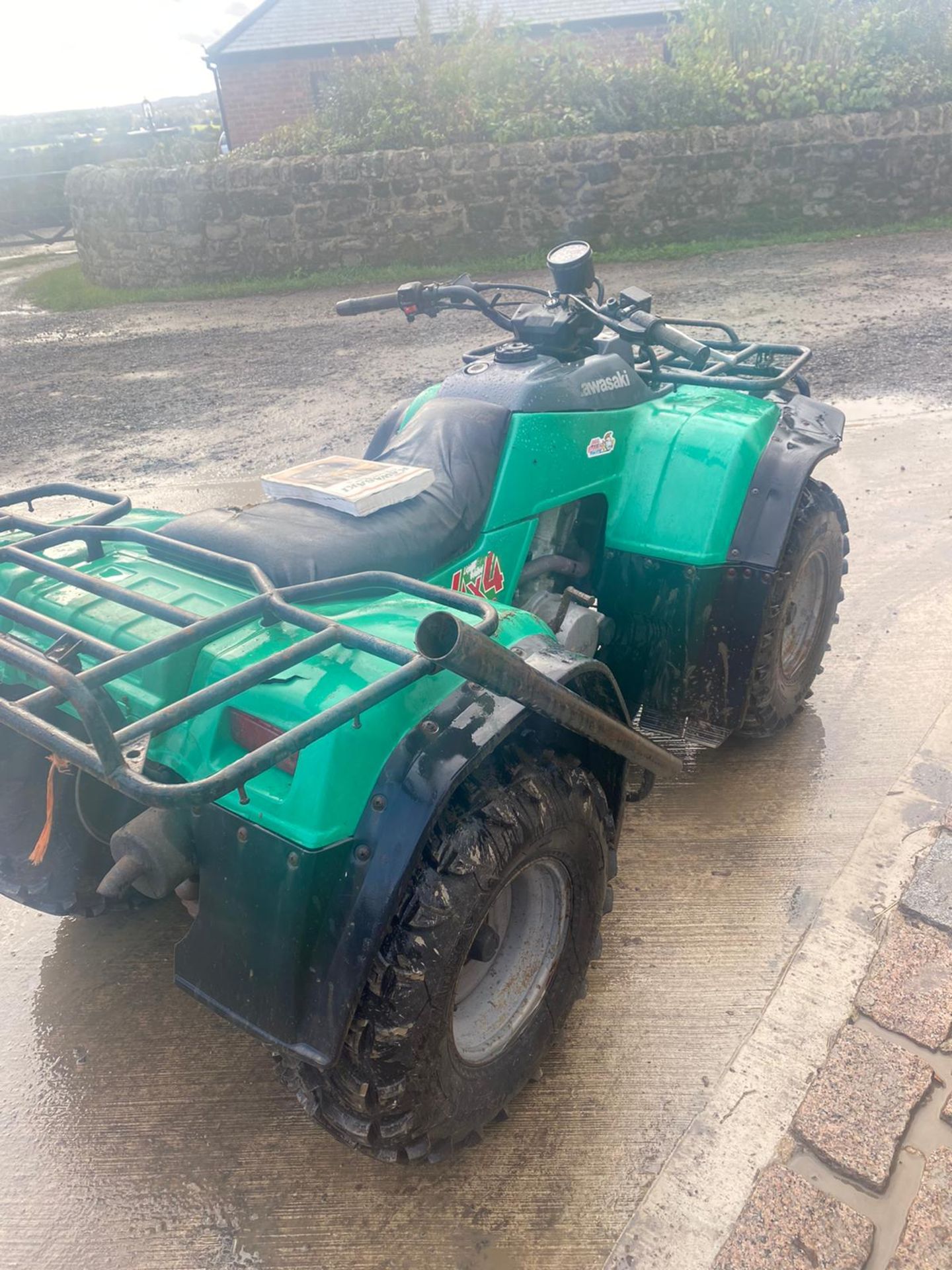 KAWASAKI KLF400 FARM QUAD, RUNS AND WORKS WELL, IN GOOD CONDITION *NO VAT* - Image 6 of 6