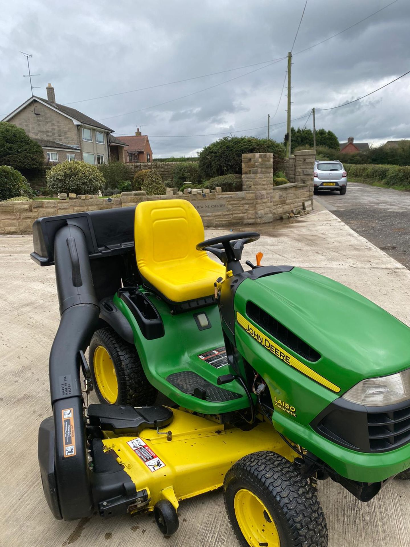 JOHN DEERE LA150 RIDE ON LAWN MOWER, RUNS AND WORKS WELL, 54 INCH CUTTING DECK *NO VAT* - Image 3 of 7