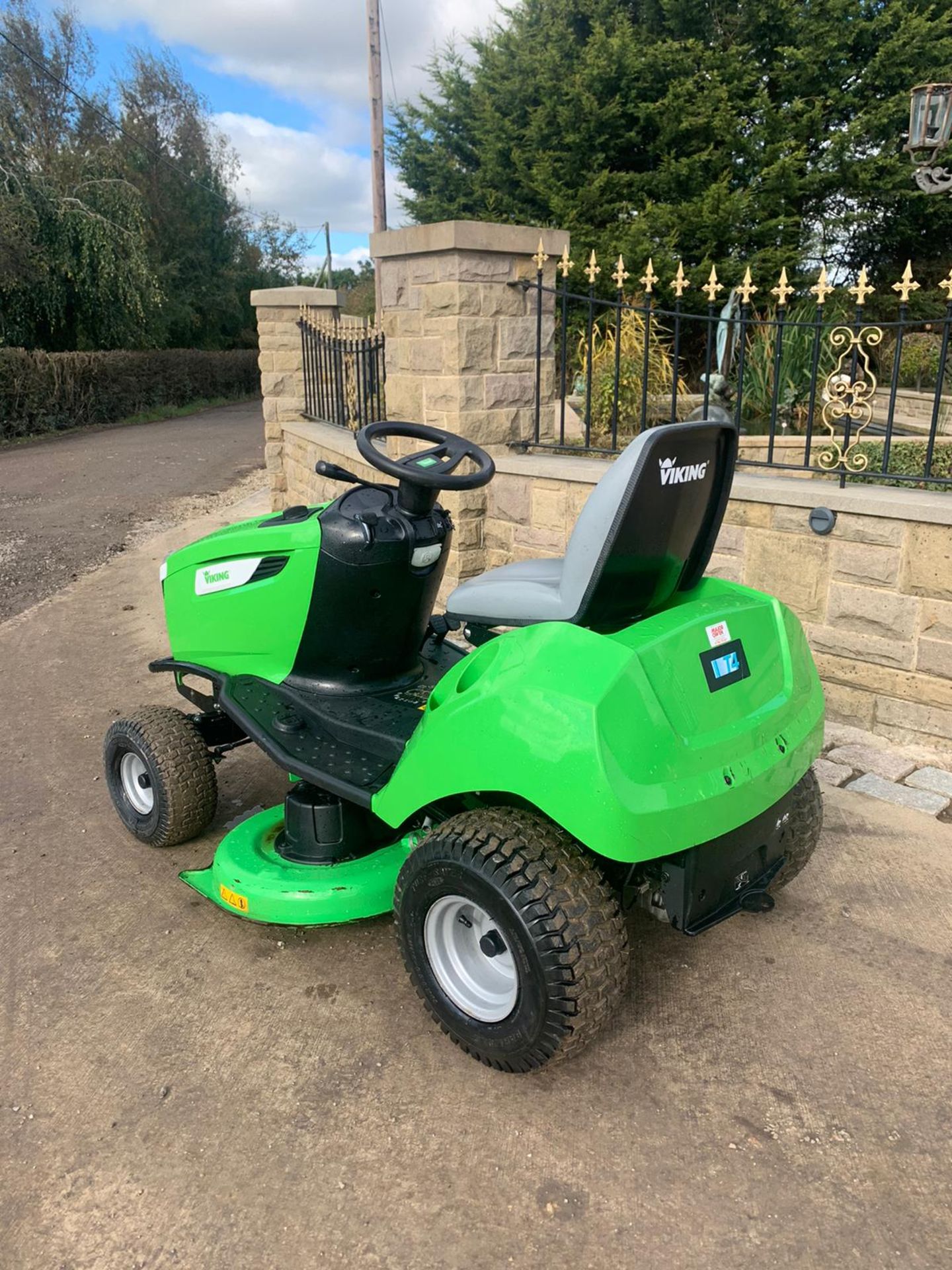 VIKING MT4112S RIDE ON LAWN MOWER, RUNS, DRIVES AND CUTS, CLEAN MACHINE, EX DEMO CONDITION *NO VAT* - Image 3 of 4