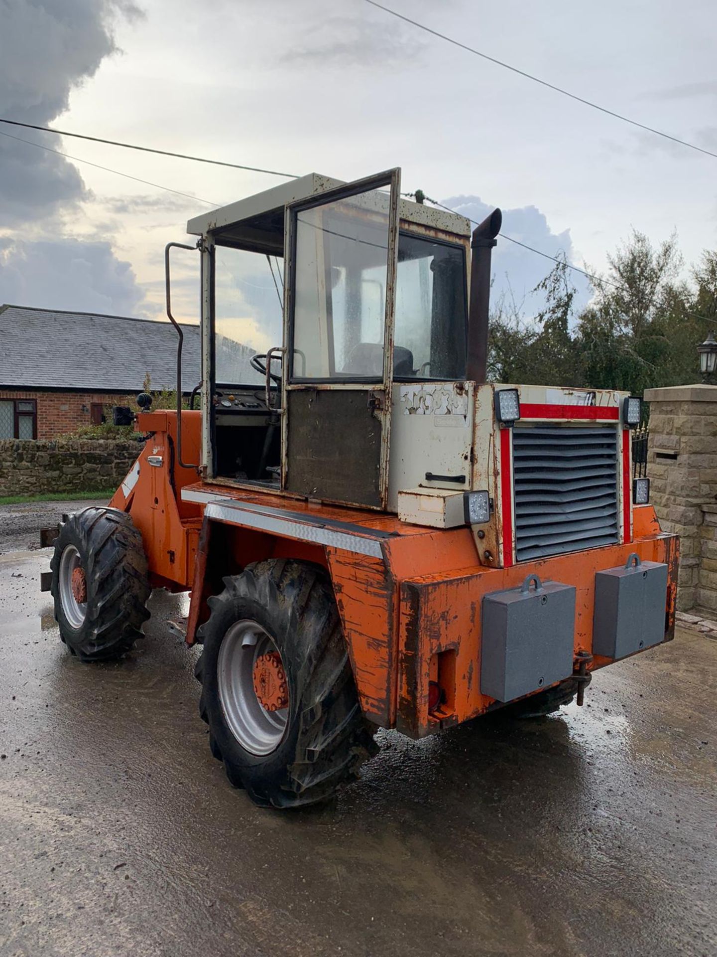 SCHAFFER LOADING SHOVEL, RUNS, DRIVES AND LIFTS, PIPED FOR FRONT ATTACHMENTS, C/W PALLET FORKS - Image 6 of 7