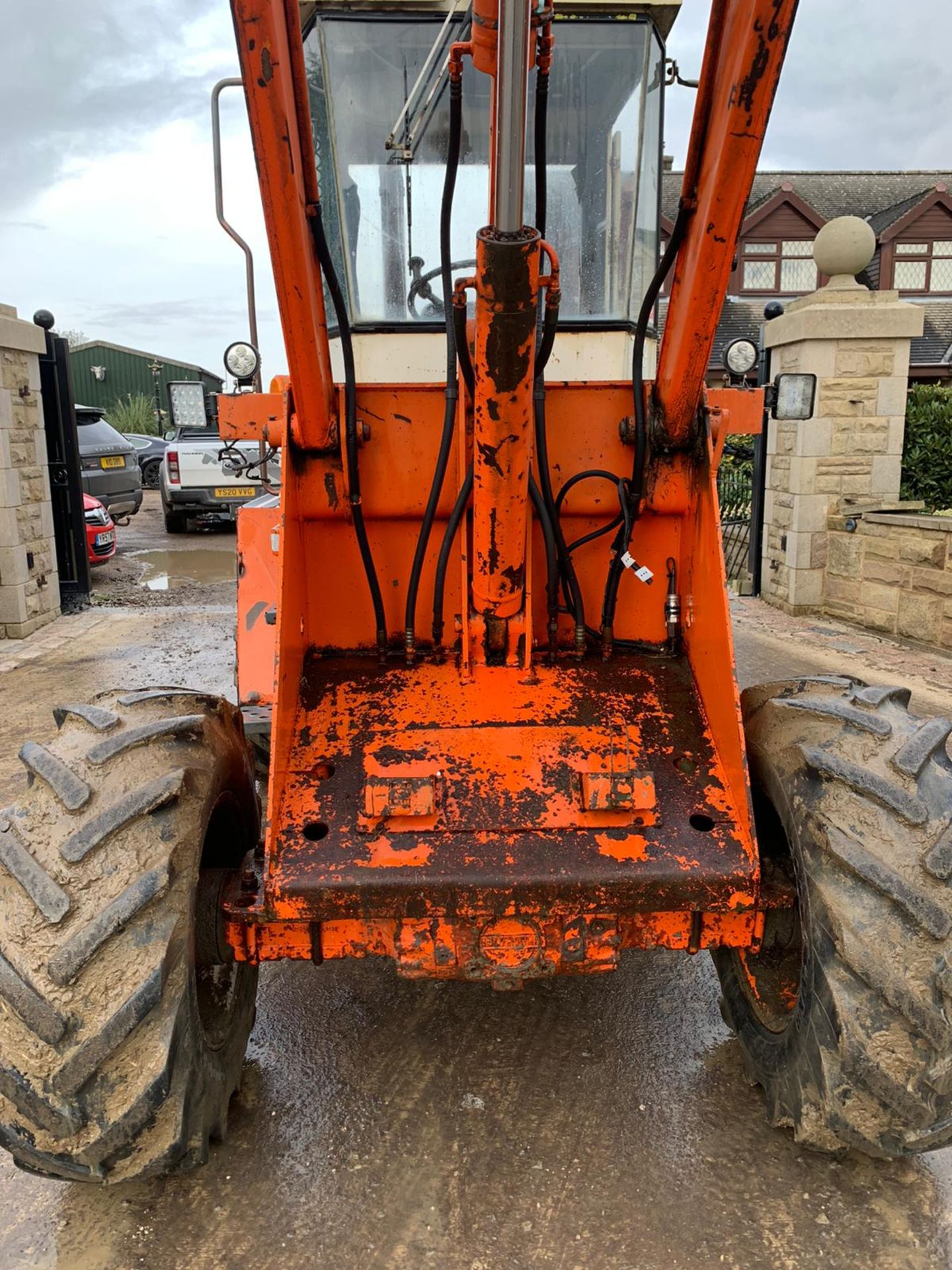 SCHAFFER LOADING SHOVEL, RUNS, DRIVES AND LIFTS, PIPED FOR FRONT ATTACHMENTS, C/W PALLET FORKS - Image 2 of 7