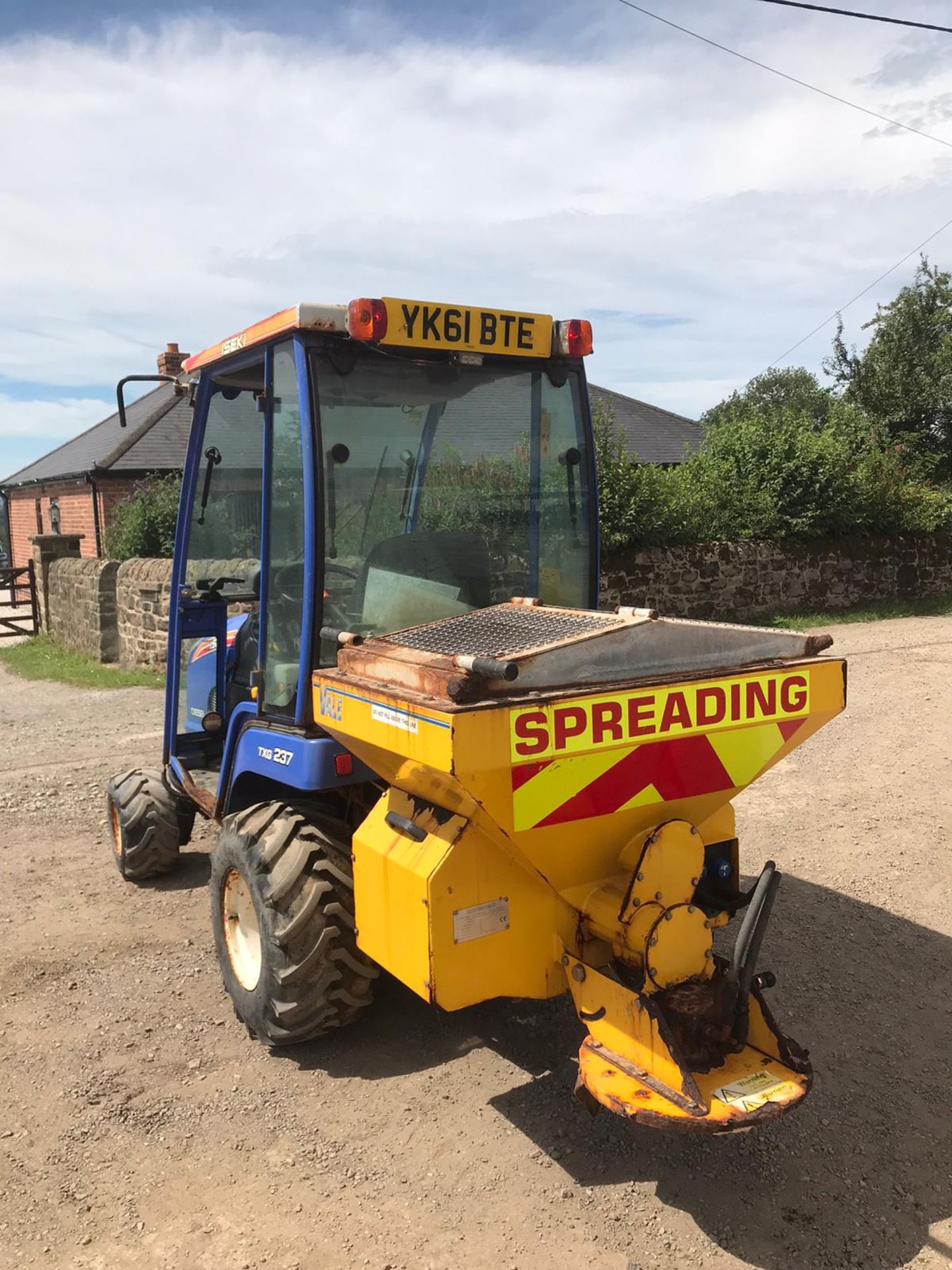 2011 ISEKI TXG 237 TRACTOR RUNS AND DRIVES C/W SALT SPREADER *PLUS VAT* - Image 2 of 4