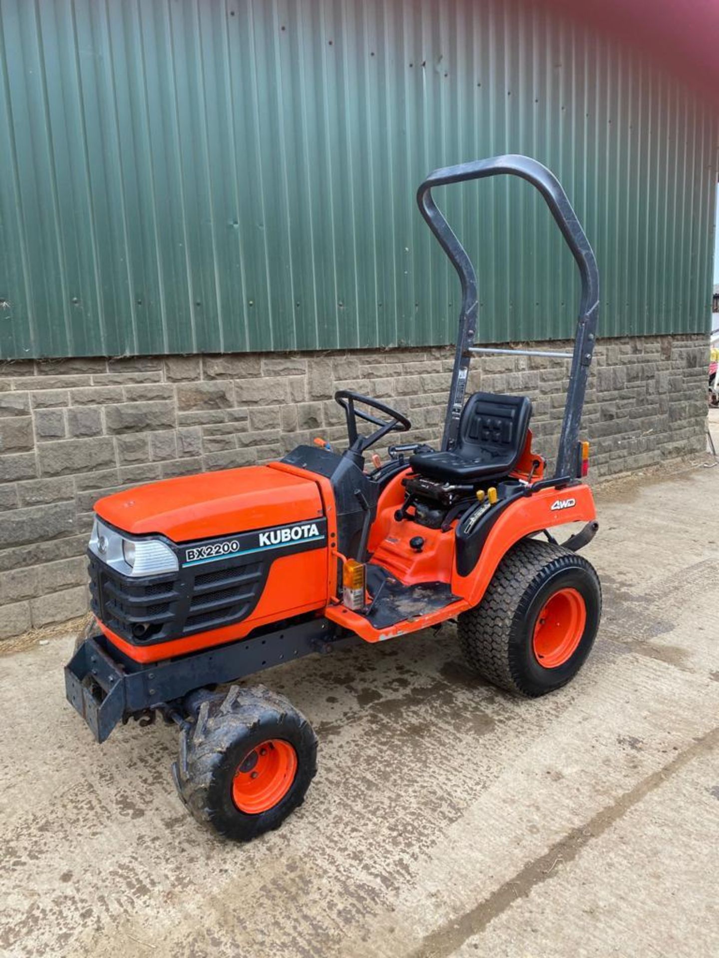 KUBOTA BX2200 COMPACT TRACTOR, RUNS AND DRIVES, CLEAN MACHINE *PLUS VAT* - Image 2 of 4