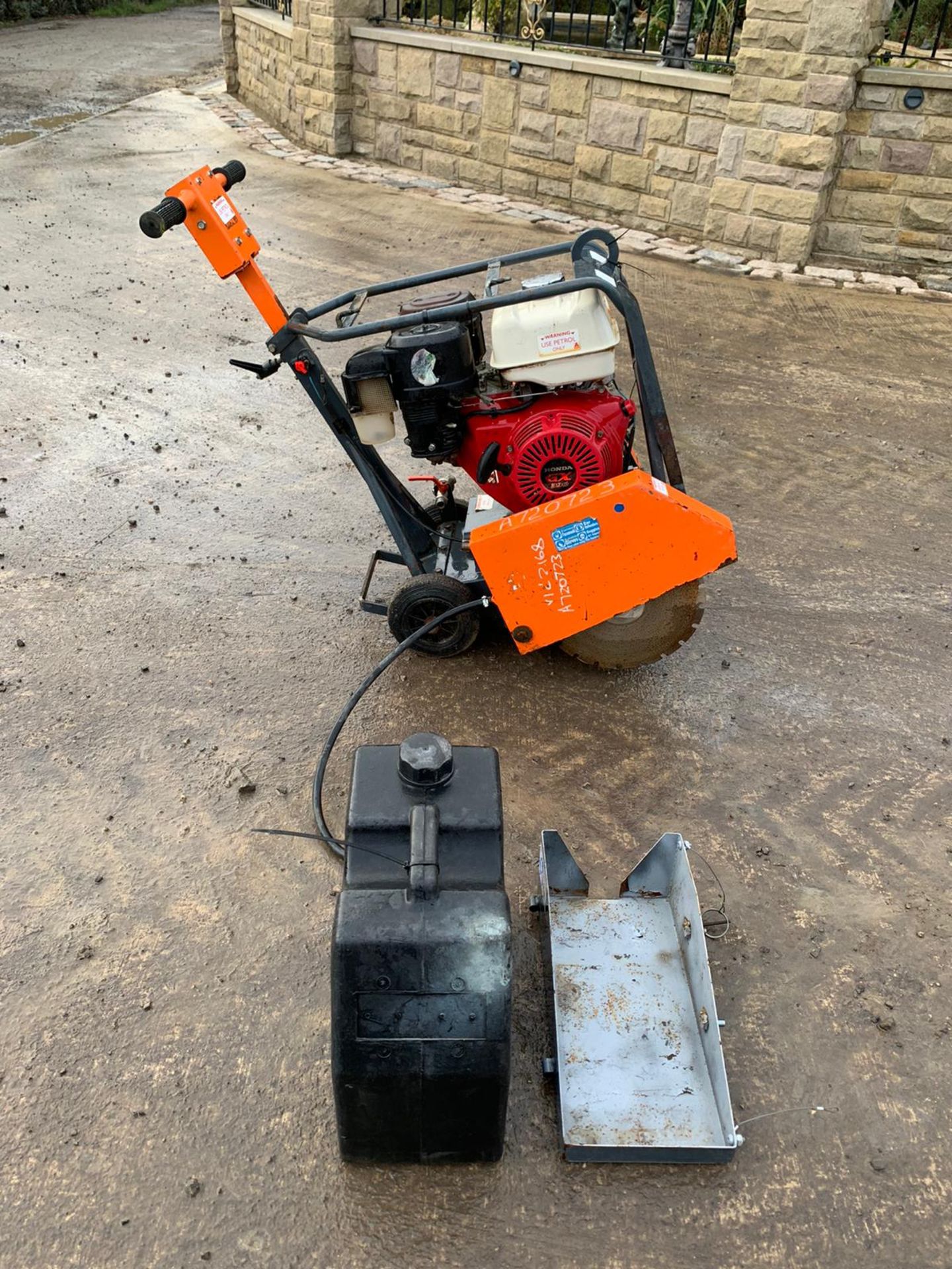 2016 BELLE 350X FLOOR SAW, 14" BLADE, RUNS AND CUTS, HONDA GX390 ENGINE - 13 HP, CLEAN MACHINE