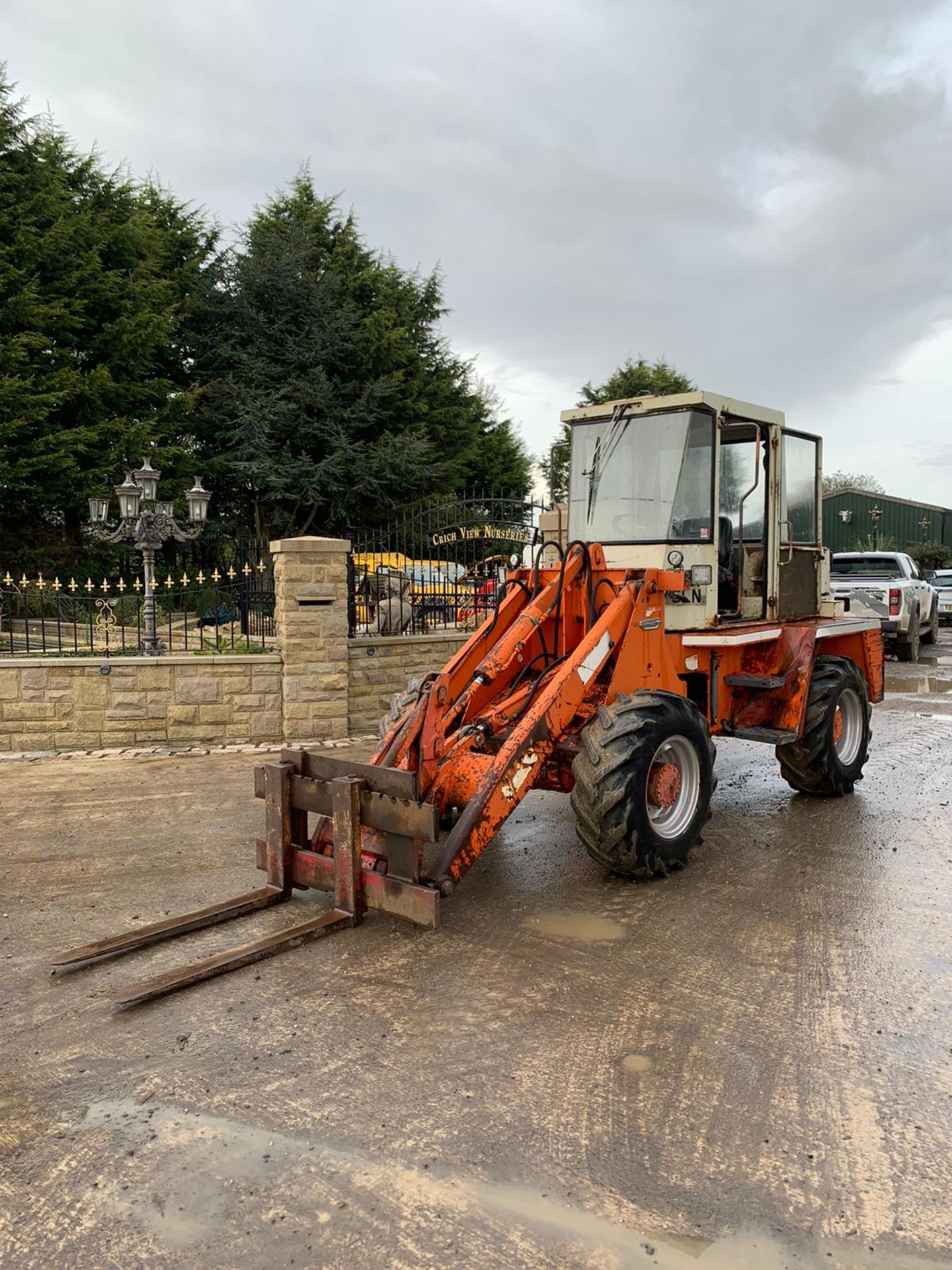 SCHAFFER LOADING SHOVEL, RUNS, DRIVES AND LIFTS, PIPED FOR FRONT ATTACHMENTS, C/W PALLET FORKS - Image 4 of 7