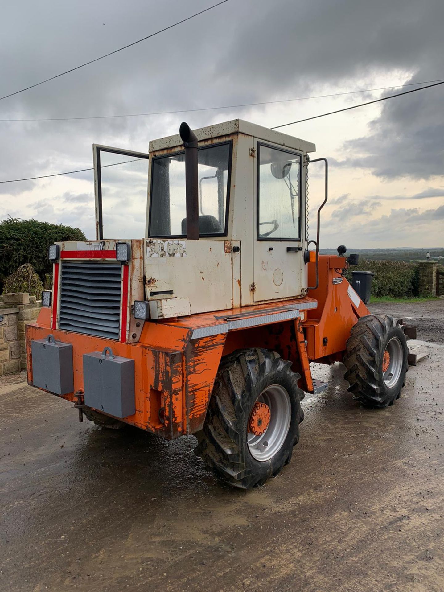 SCHAFFER LOADING SHOVEL, RUNS, DRIVES AND LIFTS, PIPED FOR FRONT ATTACHMENTS, C/W PALLET FORKS - Image 3 of 7