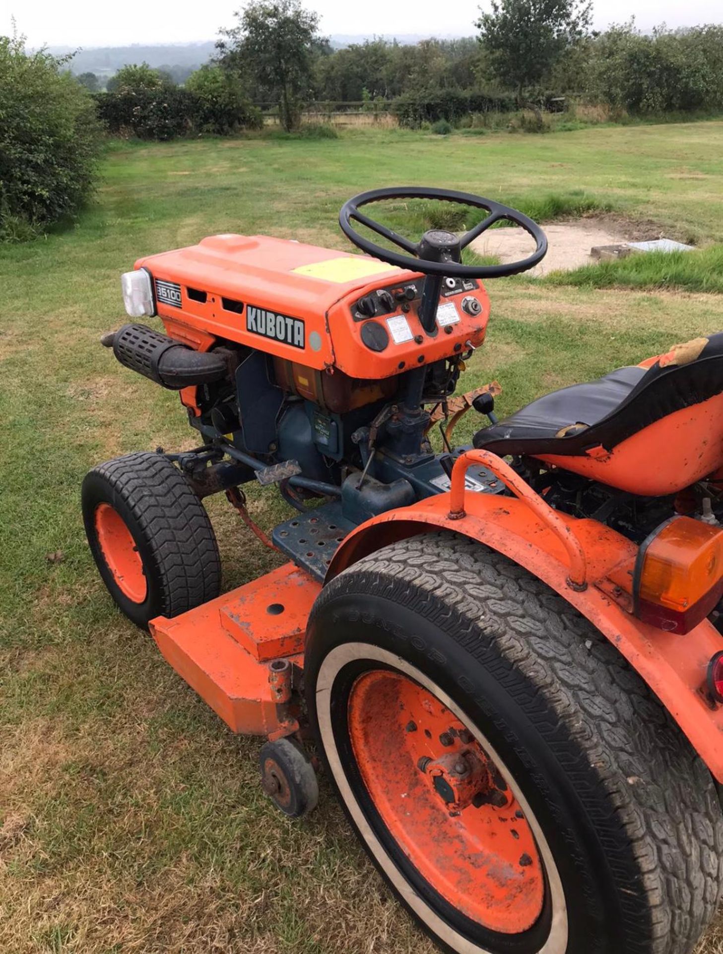 KUBOTA B5100 COMPACT TRACTOR, WITH UNDERSLUNG MOWER, 2 WHEEL DRIVE, REAR PTO *NO VAT* - Image 3 of 5