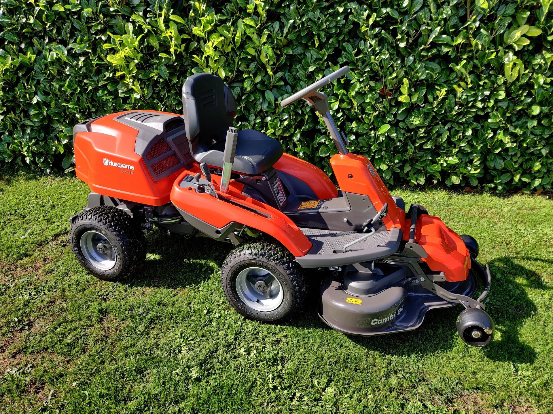 2020 BRAND NEW HUSQVARNA R 213C MULCHING RIDE ON LAWN MOWER *PLUS VAT*