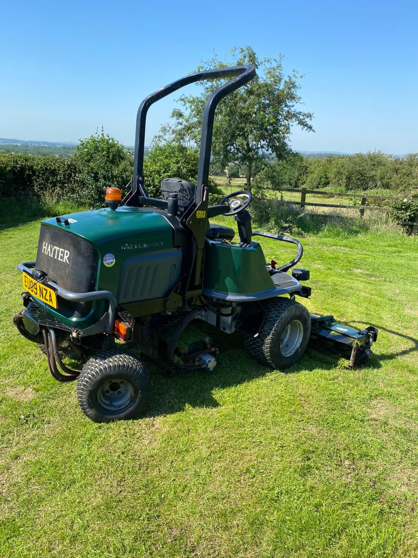 2009/09 REG HAYTER LT 324 RIDE ON LAWNMOWER, 4 WHEEL DRIVE, HYDRO-STATIC DRIVE *PLUS VAT* - Image 2 of 4