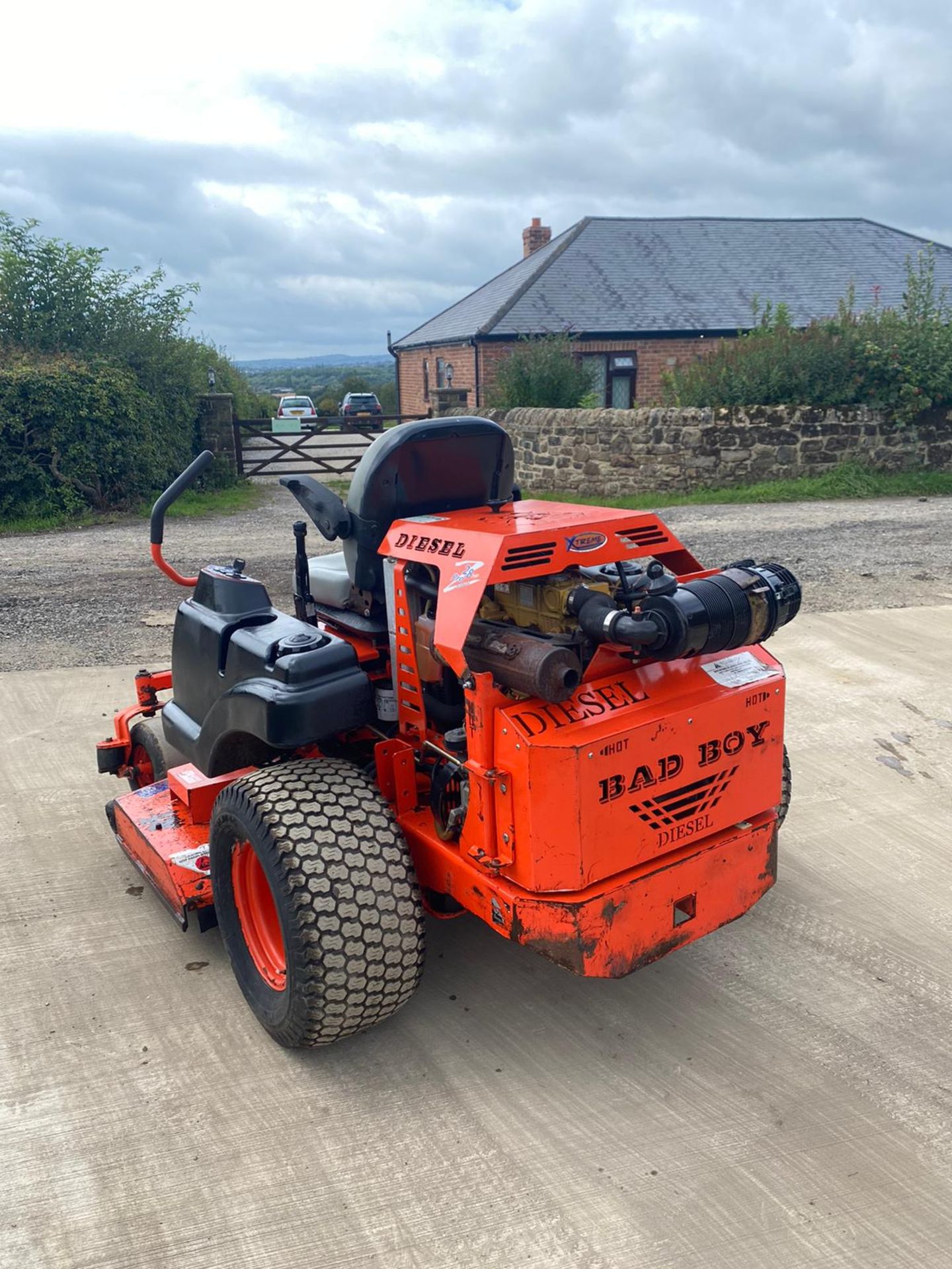 BAD BOY ZERO TURN RIDE ON LAWN MOWER, RUNS, WORKS AND CUTS, 3 CYLINDER CAT DIESEL ENGINE *NO VAT* - Image 4 of 8