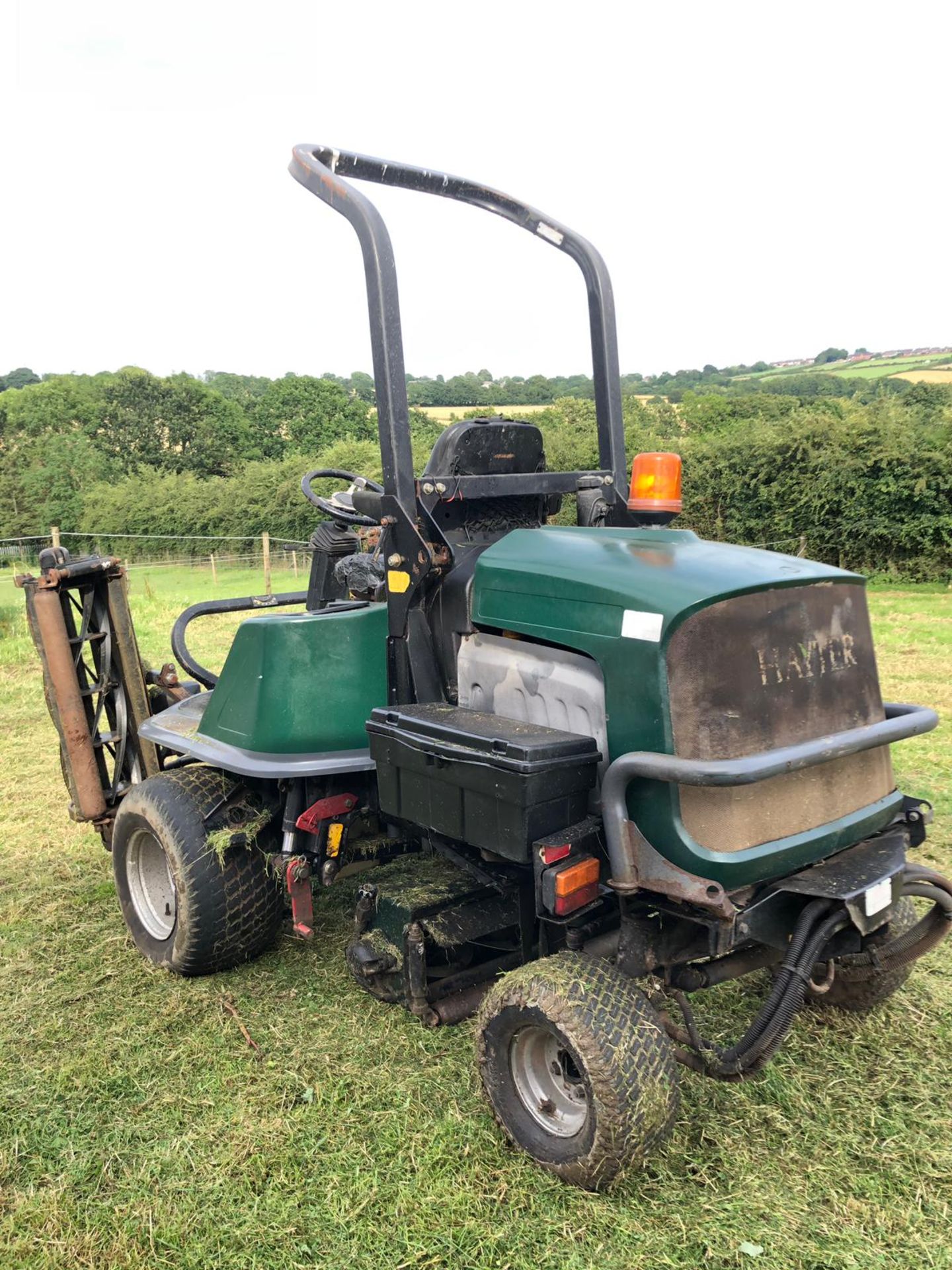 HAYTER L324 RIDE ON LAWN MOWER 4 WHEEL DRIVE, RUNS WORKS AND CUTS *PLUS VAT* - Image 4 of 6