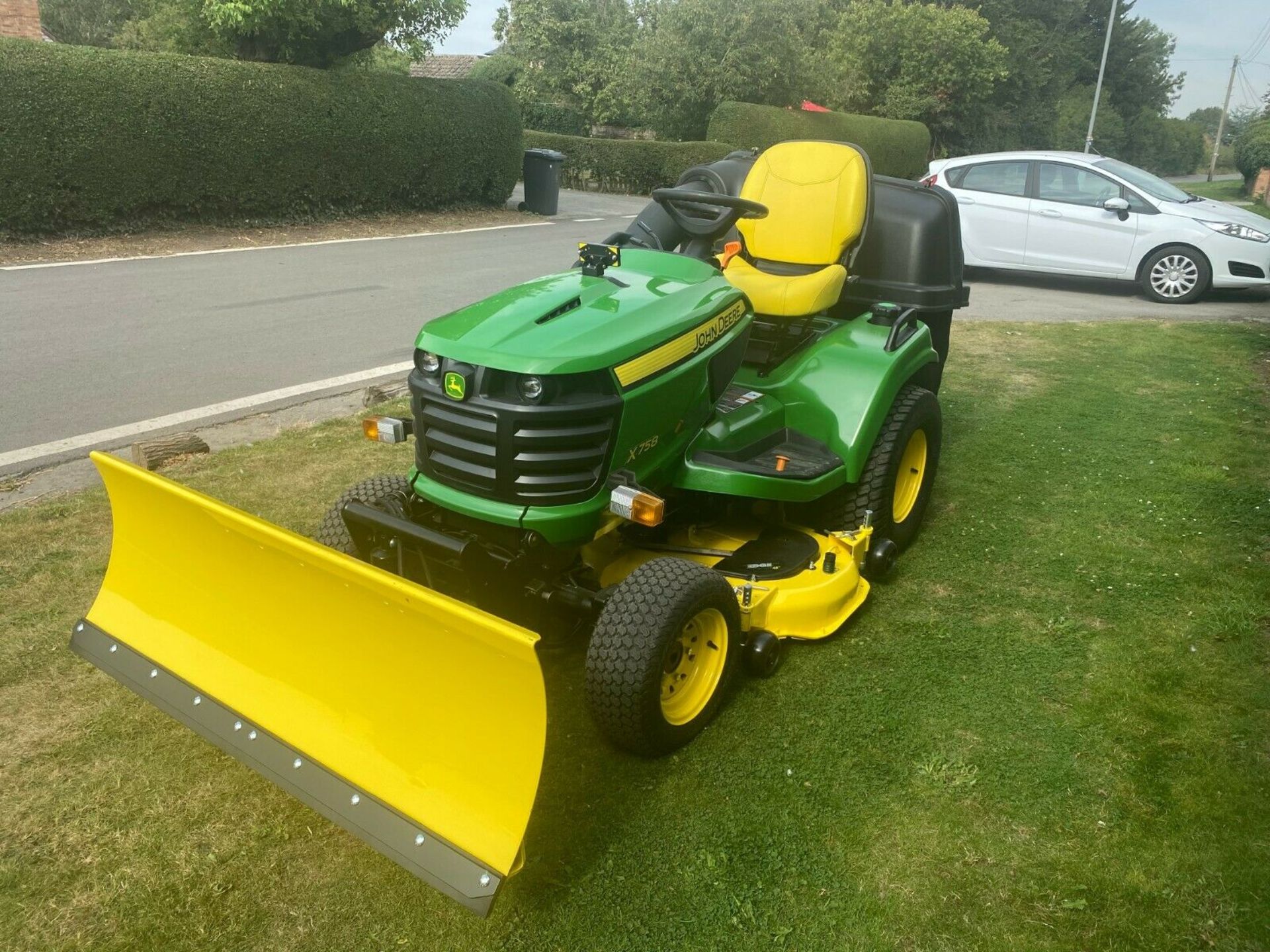 JOHN DEERE X758 ONLY 423 HOURS, EXCELLENT CONDITION, 4WD, C/W COLLECTOR & HYDRAULIC SNOW PLOUGH - Image 5 of 12