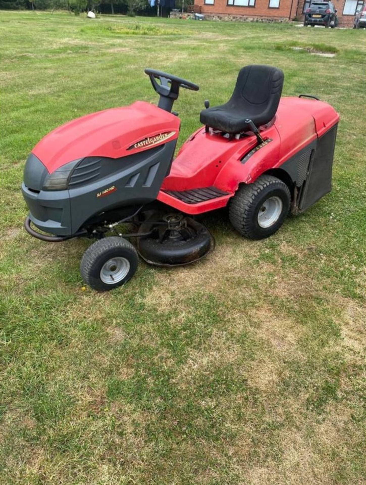 CASTLE GARDEN XJ140HD RIDE ON LAWN MOWER, RUNS, DRIVES AND CUTS *NO VAT* - Image 3 of 6