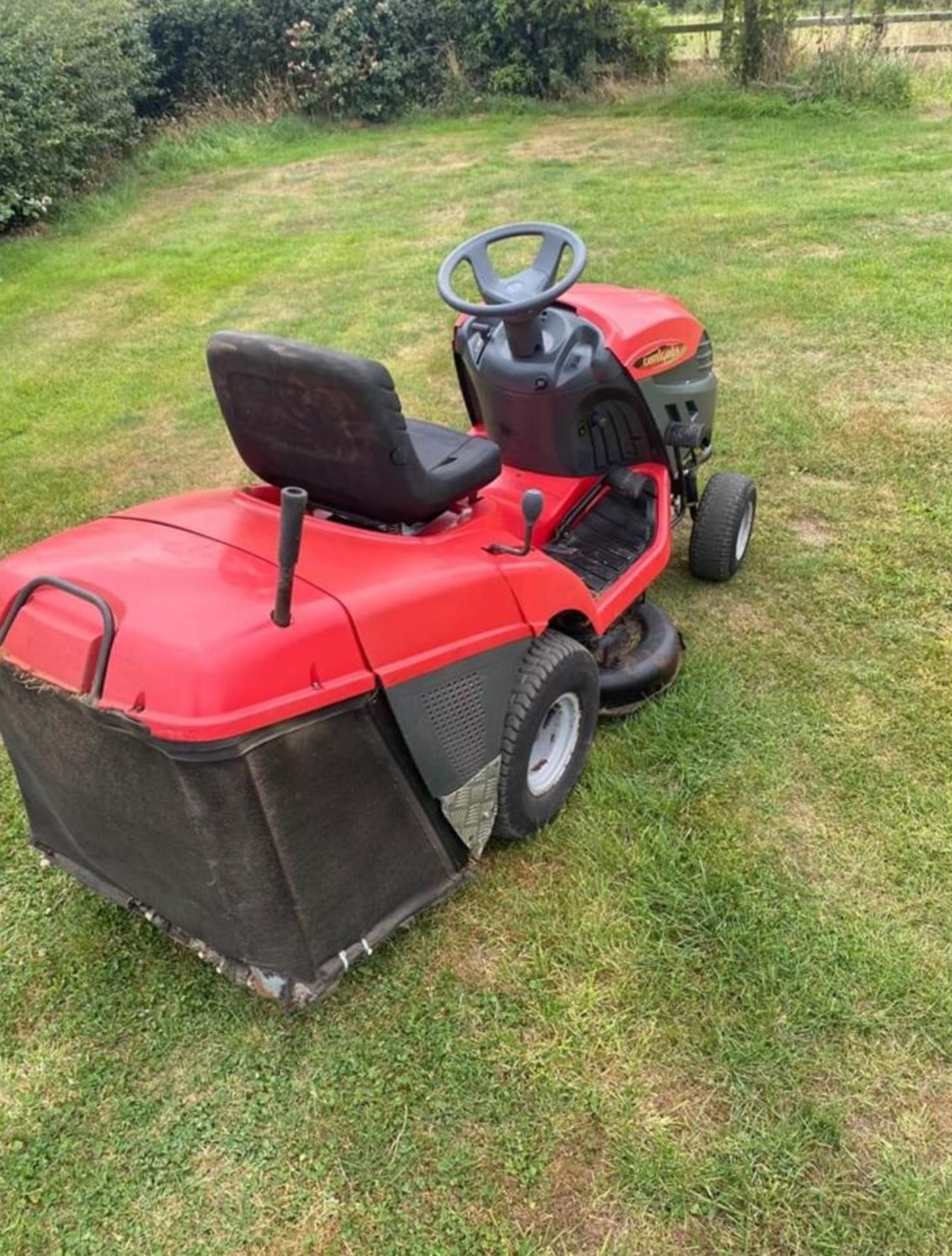 CASTLE GARDEN XJ140HD RIDE ON LAWN MOWER, RUNS, DRIVES AND CUTS *NO VAT* - Image 5 of 6