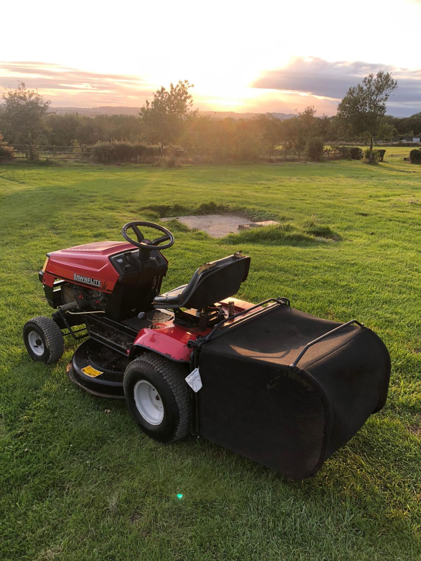 LAWNFLITE 604 RIDE ON LAWN MOWER, RUNS, DRIVES AND CUTS *NO VAT* - Image 3 of 4