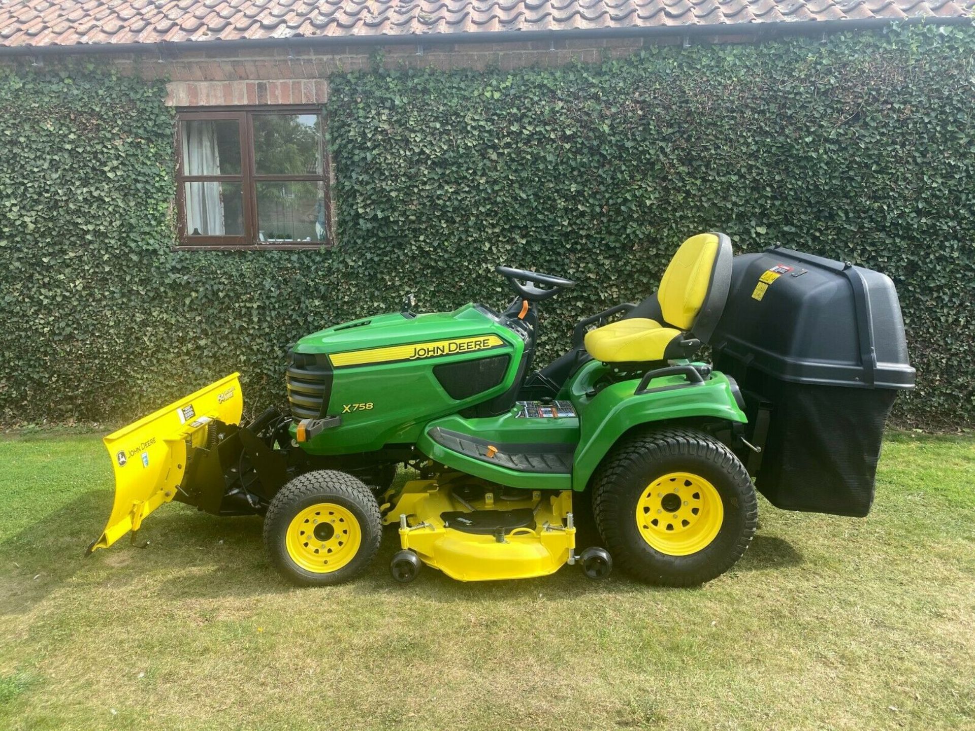 JOHN DEERE X758 ONLY 423 HOURS, EXCELLENT CONDITION, 4WD, C/W COLLECTOR & HYDRAULIC SNOW PLOUGH - Image 4 of 12
