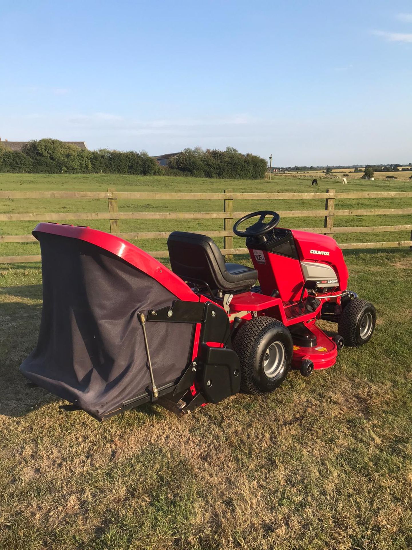 COUNTAX C800H 4WD RIDE ON LAWN MOWER, RUNS, DRIVES AND CUTS, CLEAN MACHINE, GREAT CONDITION - Image 5 of 6