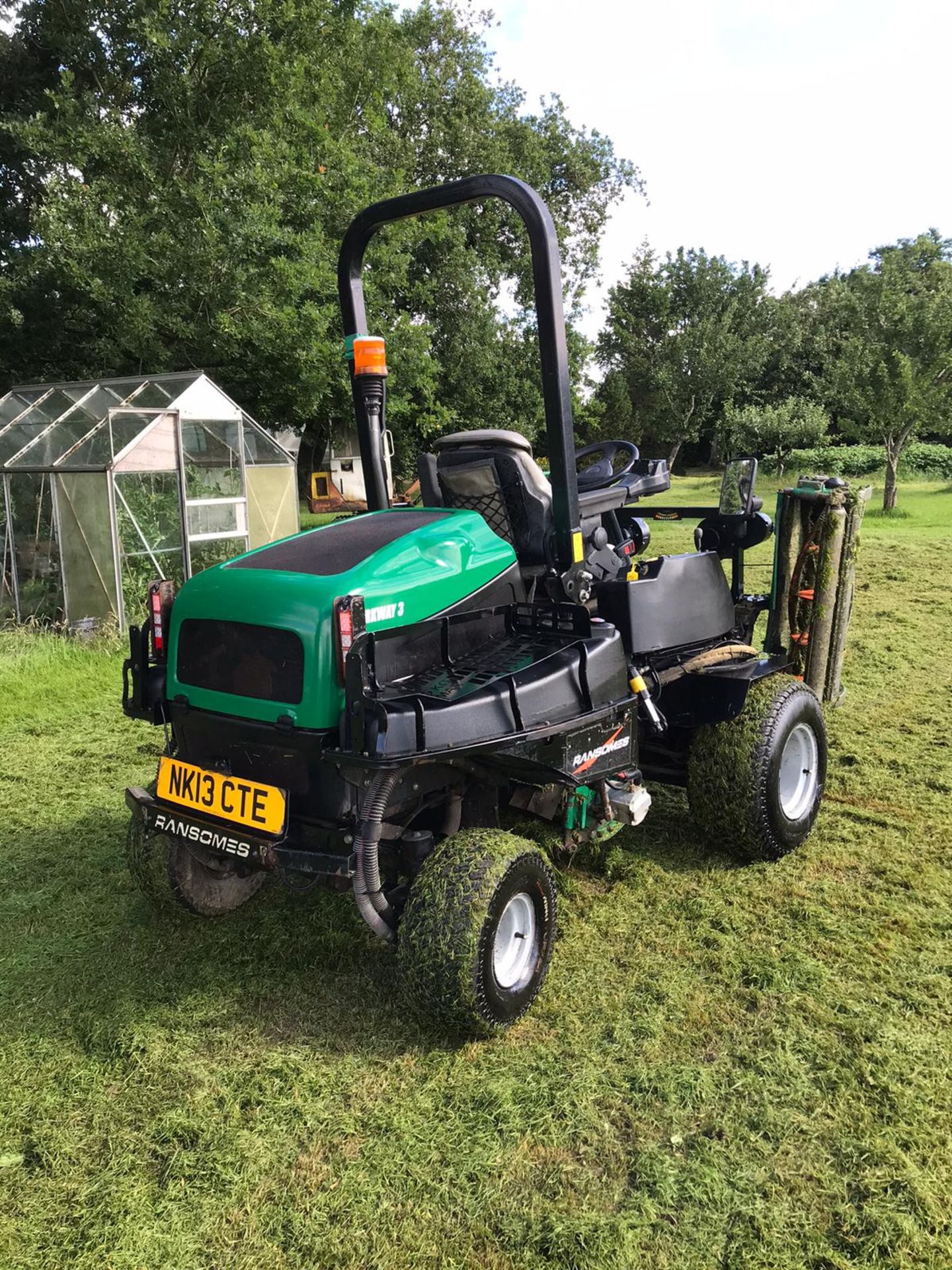 2013 RANSOMES PARKWAY 3 GANG RIDE ON LAWN MOWER WITH ROLL BAR, RUNS, DRIVES AND CUTS *PLUS VAT* - Image 3 of 5