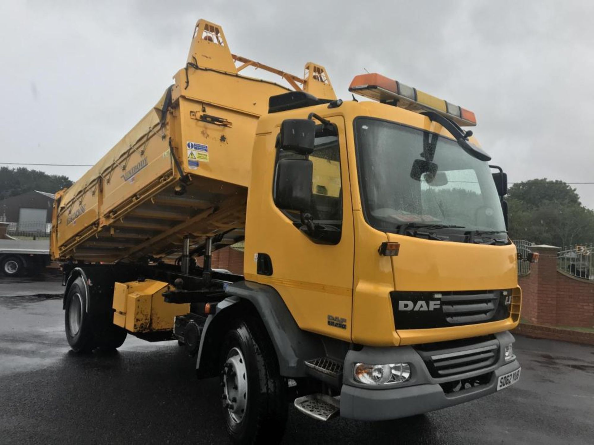 2013/62 REG DAF TRUCKS LF FA 55.250 YELLOW TIPPER 18 TON 3 WAY MANUAL GEARBOX, EX COUNCIL *PLUS VAT*