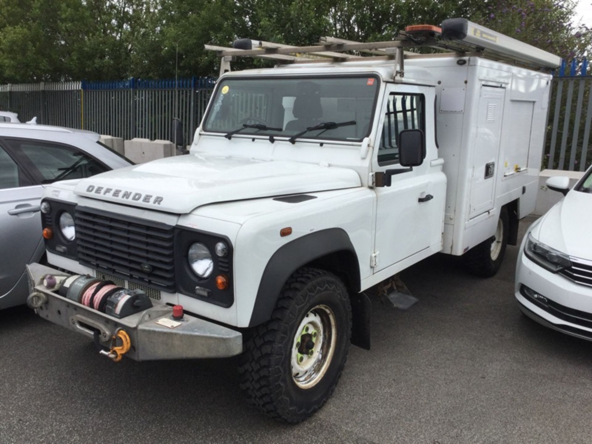 2015/65 REG LAND ROVER DEFENDER 130 2.2 TURBO DIESEL WHITE, SHOWING 0 FORMER KEEPERS *PLUS VAT* - Image 2 of 8