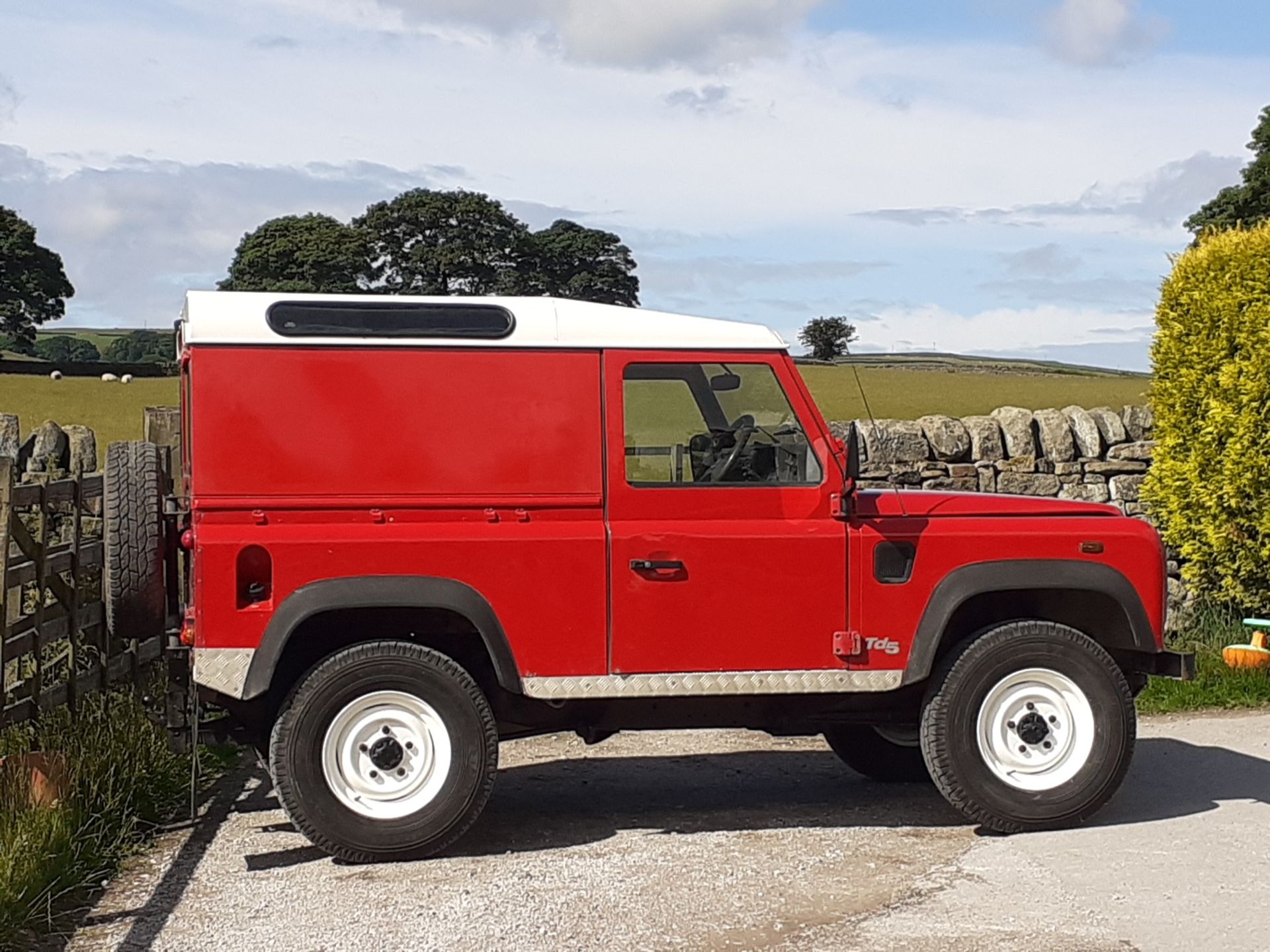 2002/51 REG LAND ROVER DEFENDER 90 PICK-UP TD5 RED 2.5 DIESEL 130 BHP, SHOWING 2 FORMER KEEPERS - Image 11 of 14