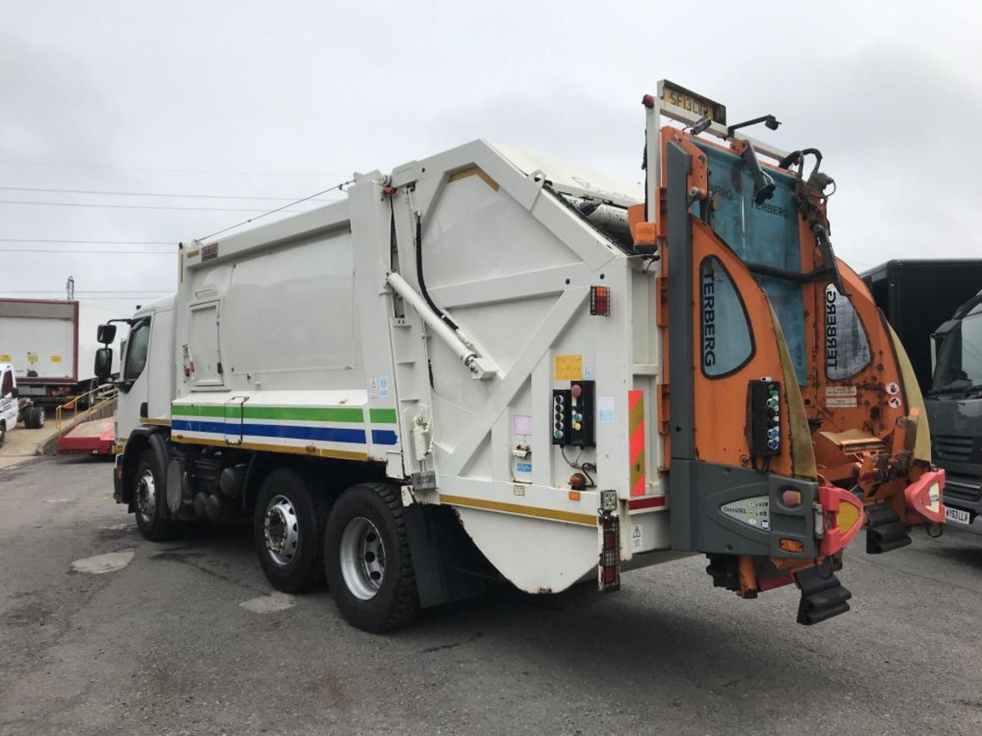 2013/13 REG VOLVO FE300 6X2 L2H1 WHITE REFUSE TRUCK BIN LORRY SHORT BODY BIN LIFT *PLUS VAT* - Image 4 of 13