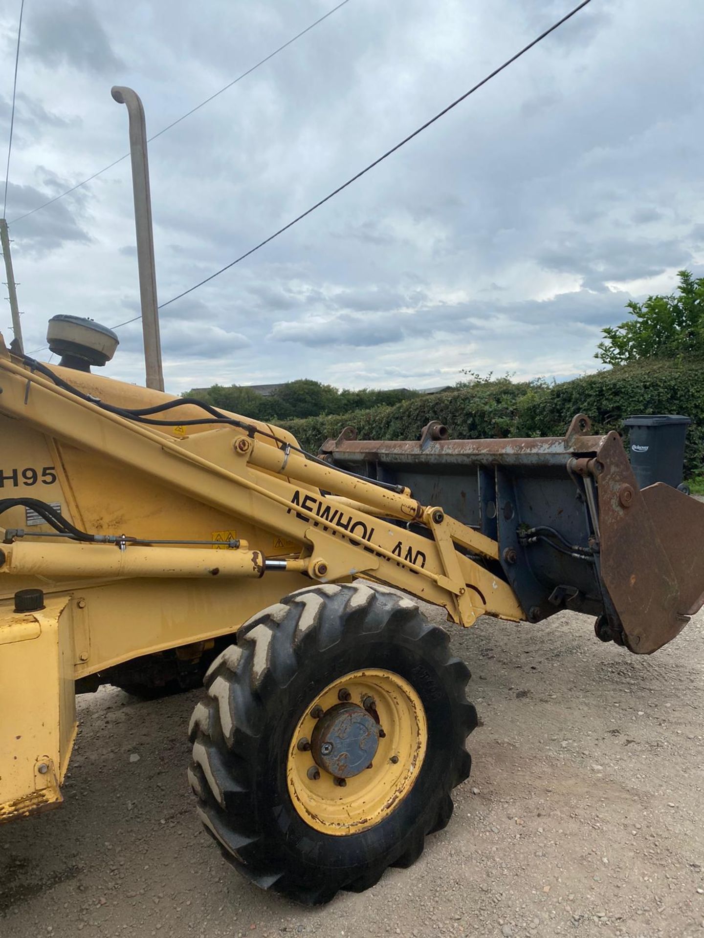 NEWHOLLAND NH95 DIGGER LOADER, 4 WHEEL DRIVE, 4-IN-1 BUCKET, EXTRA DIG, RUNS, WORKS AND DIGS - Bild 4 aus 8