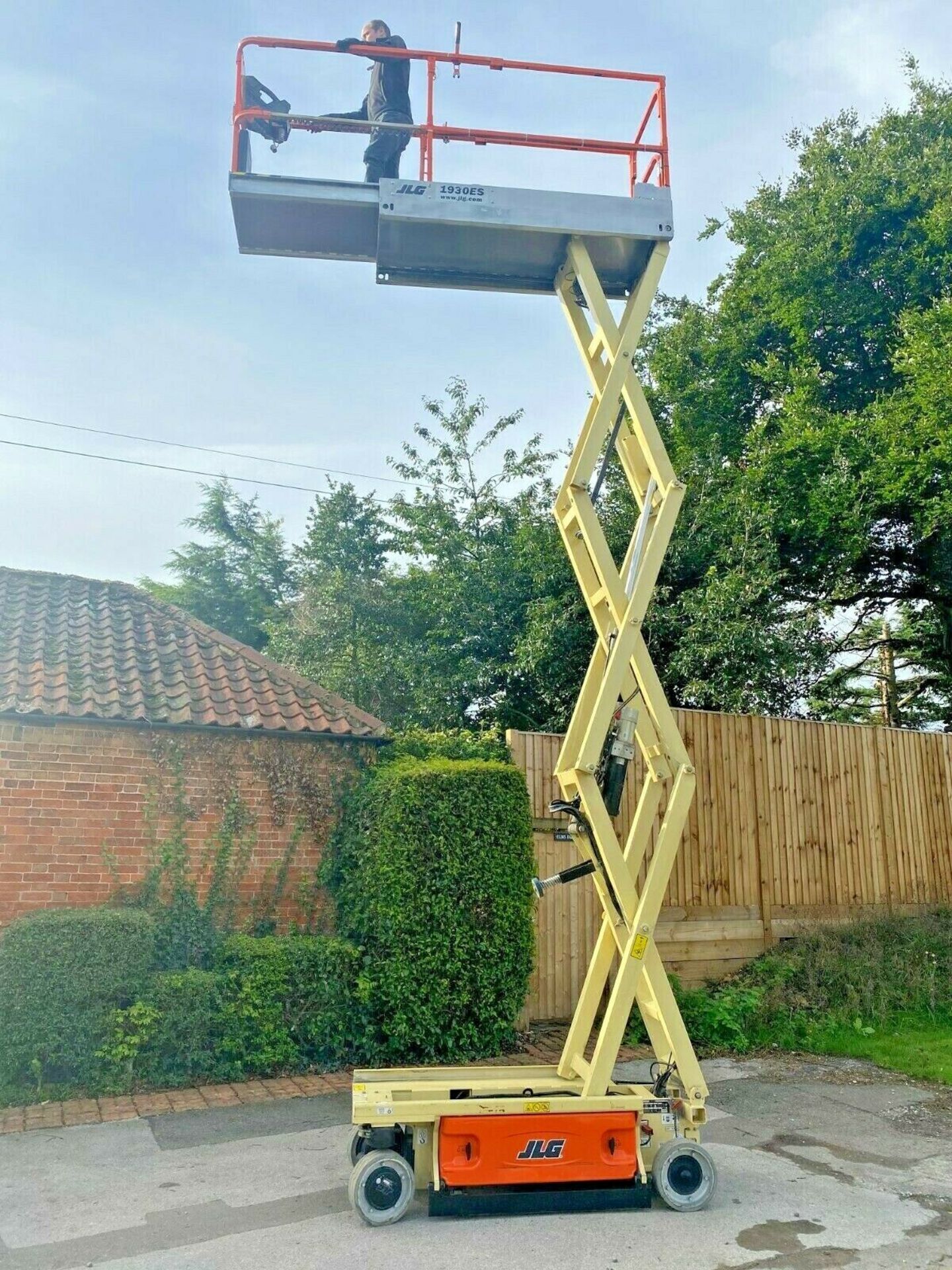 JLG 1930ES ACCESS PLATFORM SCISSOR LIFT, YEAR 2014, ONLY 135 HOURS *PLUS VAT* - Image 2 of 11