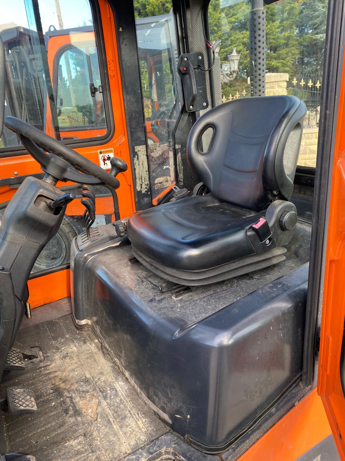 DOOSAN D3.5C-5 3 TON FORKLIFT, FULL GLASS CAB, YEAR 2012, IN GOOD CONDITION, RUNS, WORKS AND LIFTS - Image 9 of 13