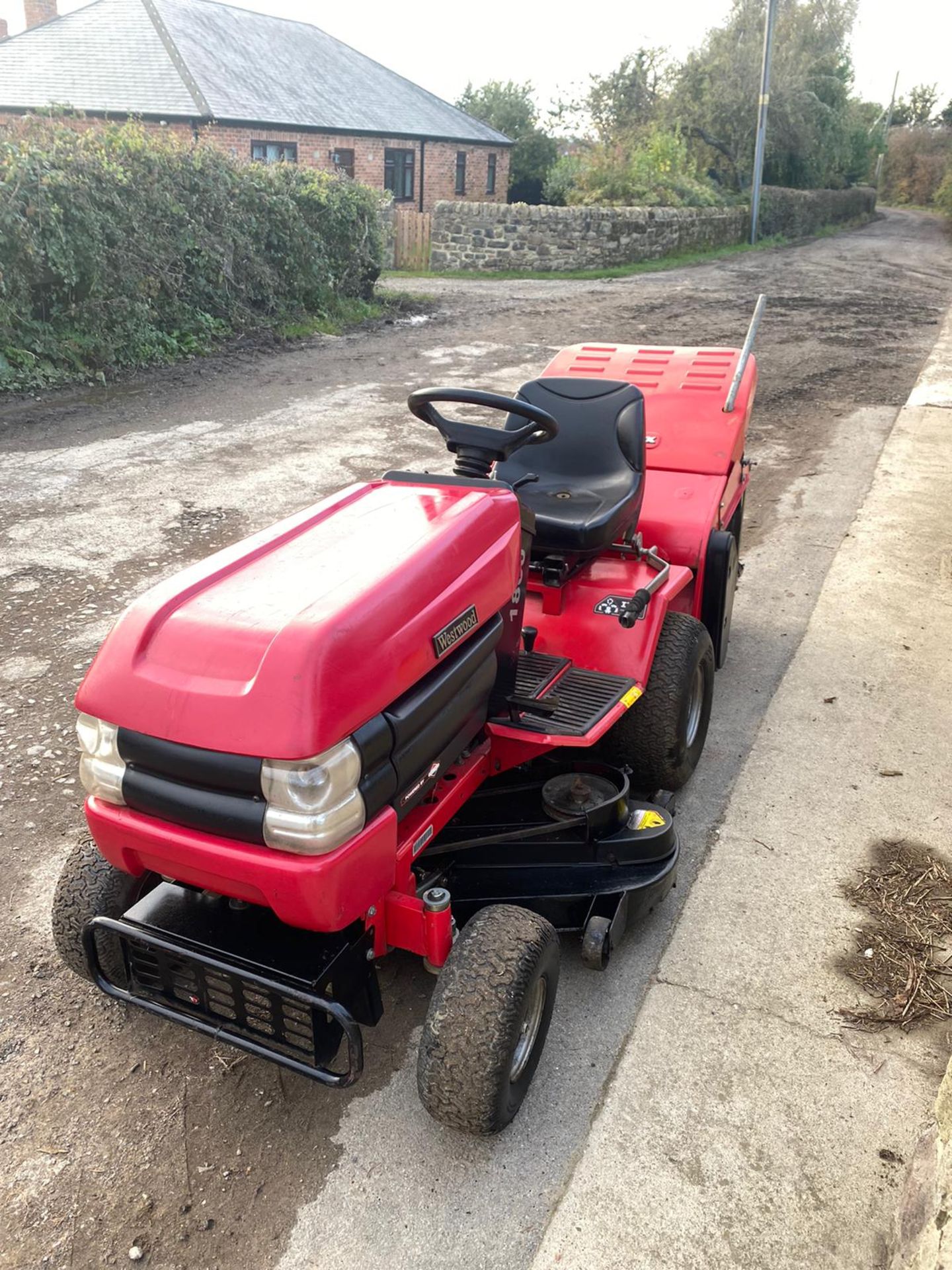 WESTWOOD T1800 RIDE ON LAWN MOWER, 18HP V TWIN ENGINE, RUNS, DRIVES AND CUTS *NO VAT* - Image 3 of 7