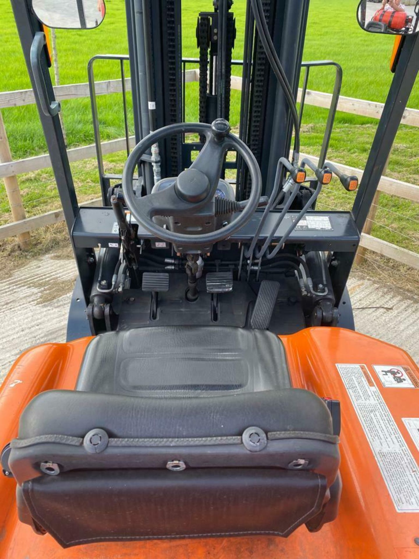 DOOSAN 2 TON GAS FORK LIFT, MODEL: G20G, 2016, TRIPLE MAST, SIDESHIFT, 5990 MM - 6 METRE, 1789 HOURS - Image 7 of 9