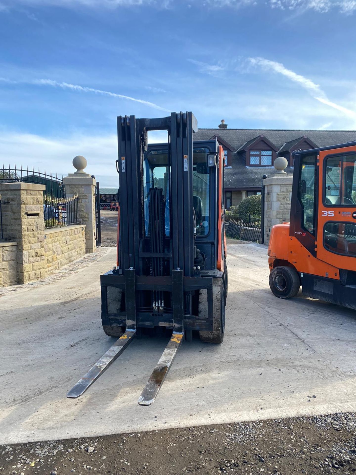 DOOSAN D3.5C-5 3 TON FORKLIFT, FULL GLASS CAB, YEAR 2012, IN GOOD CONDITION, RUNS, WORKS AND LIFTS - Image 6 of 13