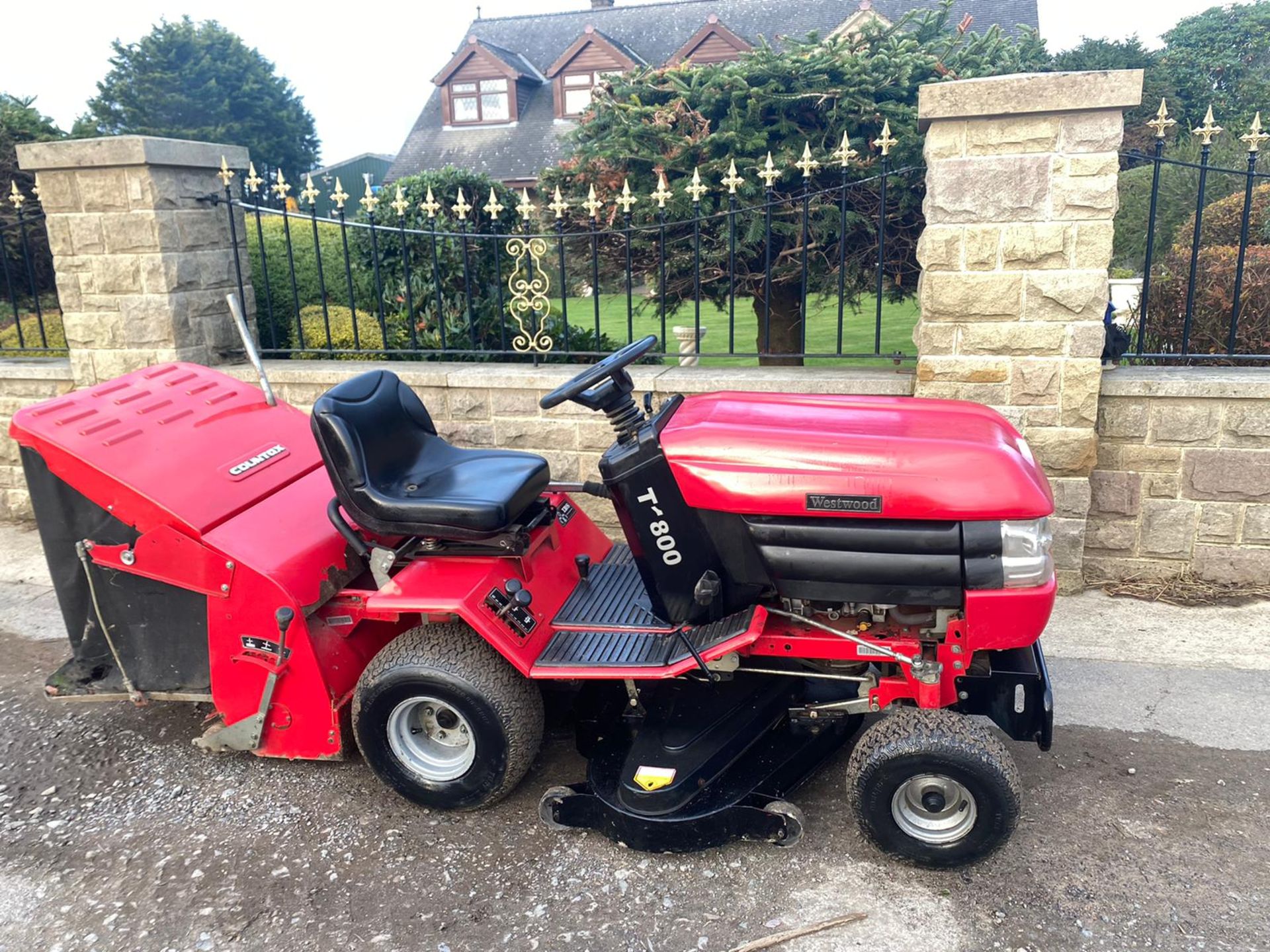 WESTWOOD T1800 RIDE ON LAWN MOWER, 18HP V TWIN ENGINE, RUNS, DRIVES AND CUTS *NO VAT*