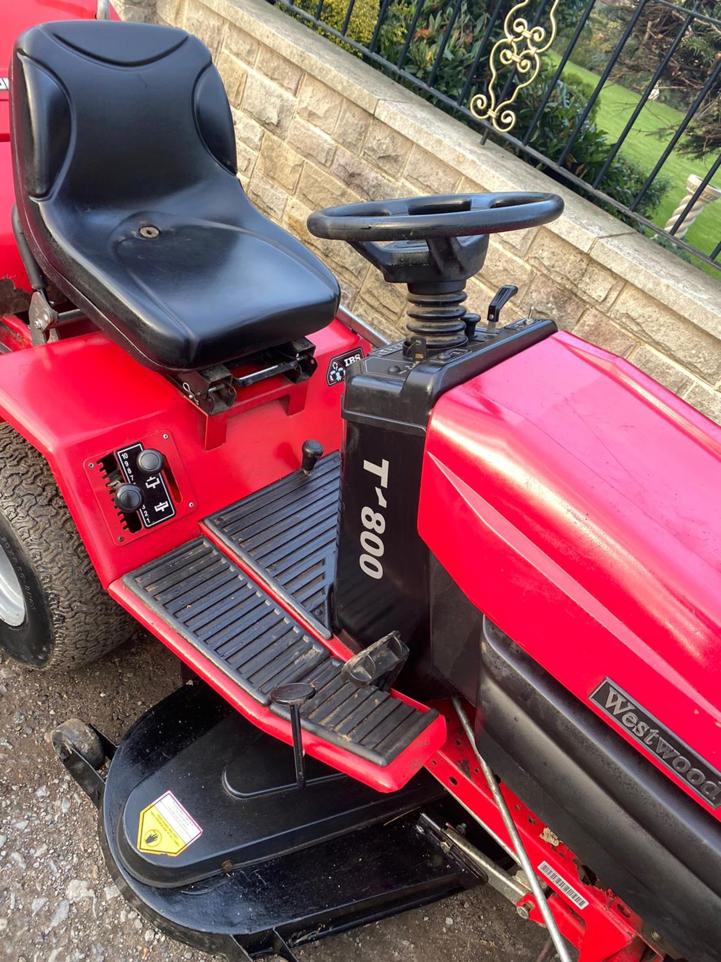 WESTWOOD T1800 RIDE ON LAWN MOWER, 18HP V TWIN ENGINE, RUNS, DRIVES AND CUTS *NO VAT* - Image 4 of 7