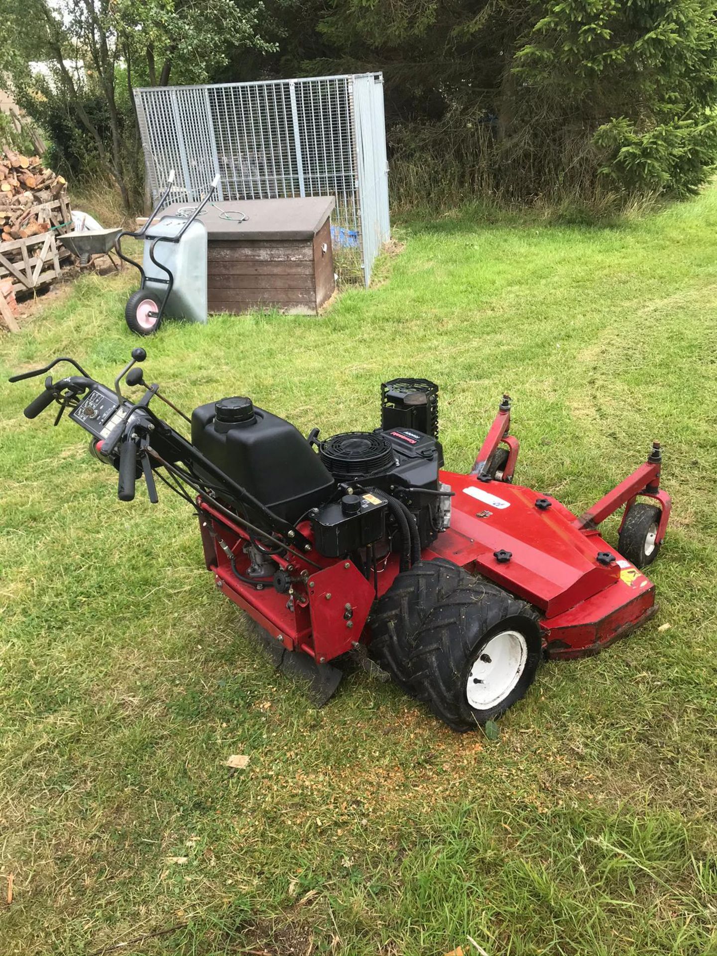 2010 TORO PEDESTRIAN WALK BEHIND MOWER, RUNS DRIVES CUTS CLEAN MACHINE, TWIN WHEELED, SELF PROPELLED - Image 2 of 4