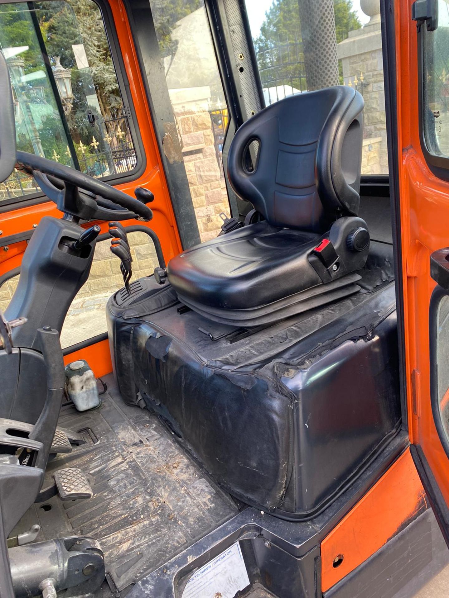 DOOSAN D3.5C-5 3 TON FORKLIFT, FULL GLASS CAB, YEAR 2012, IN GOOD CONDITION, RUNS, WORKS AND LIFTS - Image 10 of 13