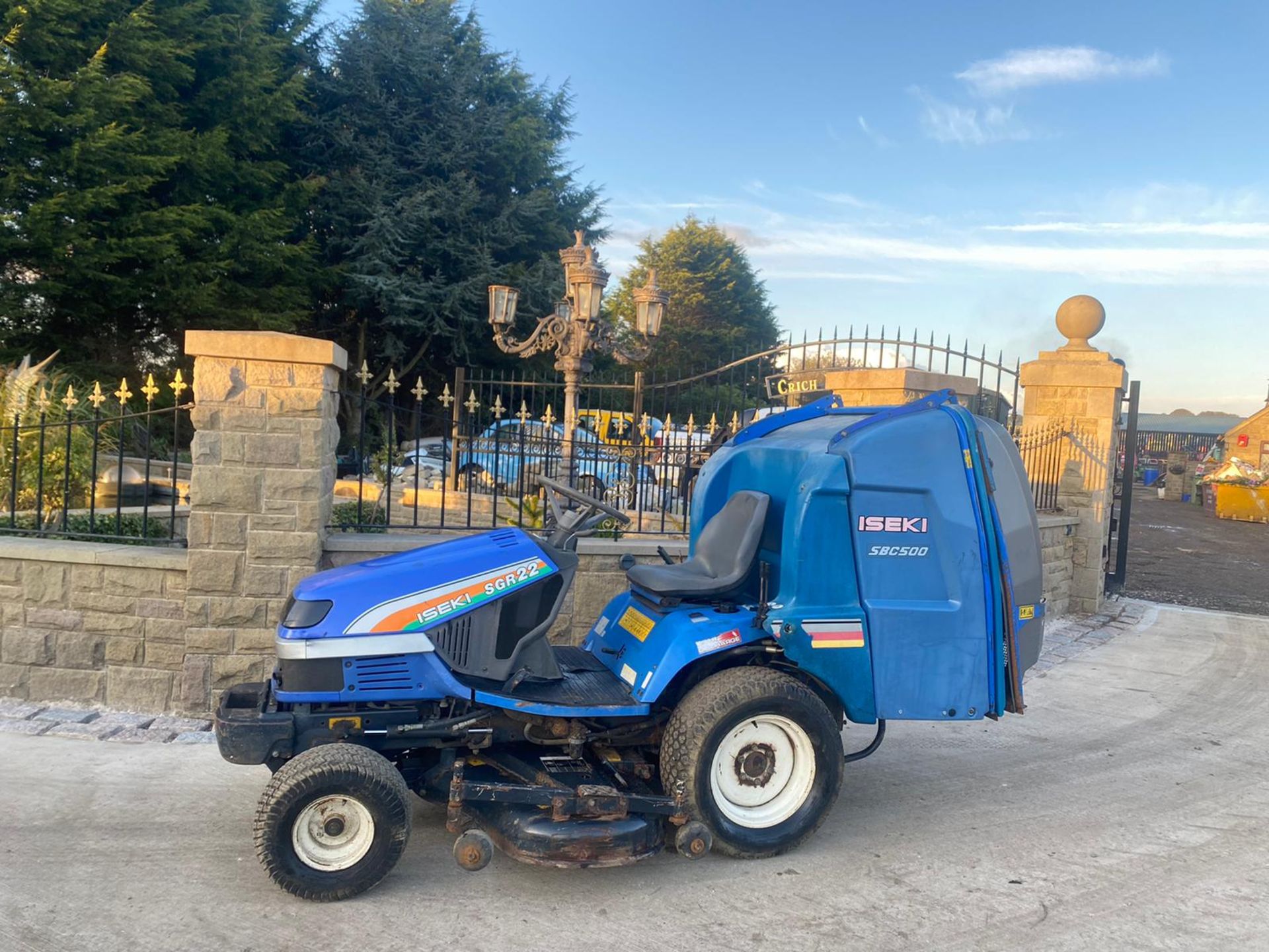 ISEKI SGR22 RIDE ON LAWN MOWER, RUNS AND WORKS, CUTS AND COLLECTS WELL, LOW HOURS ONLY 860 *NO VAT*