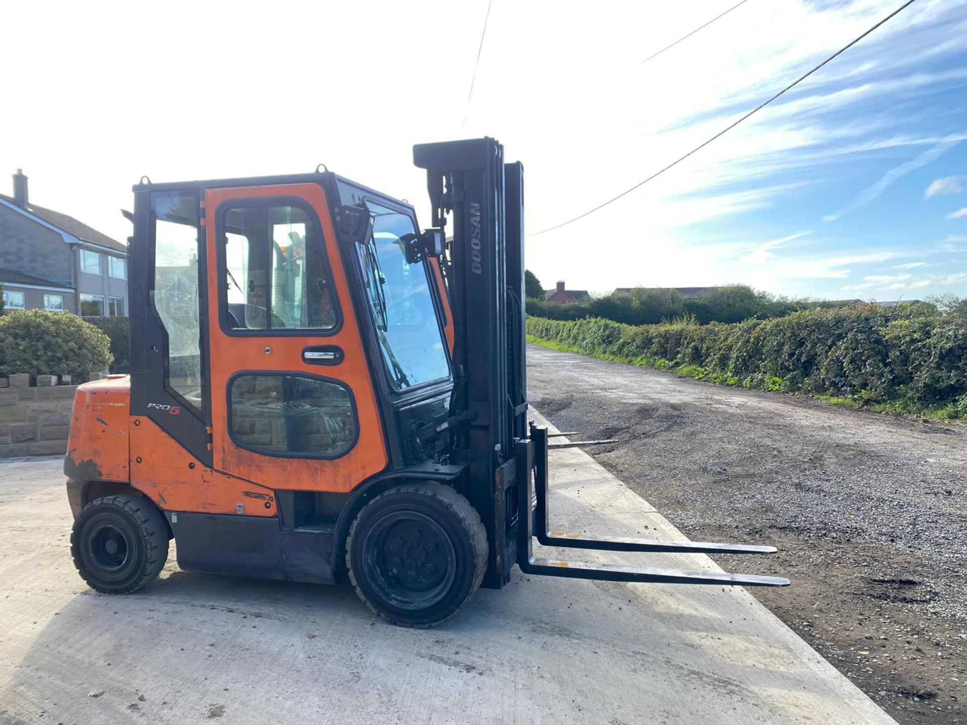 DOOSAN D3.5C-5 3 TON FORKLIFT, FULL GLASS CAB, YEAR 2012, IN GOOD CONDITION, RUNS, WORKS AND LIFTS - Image 3 of 13