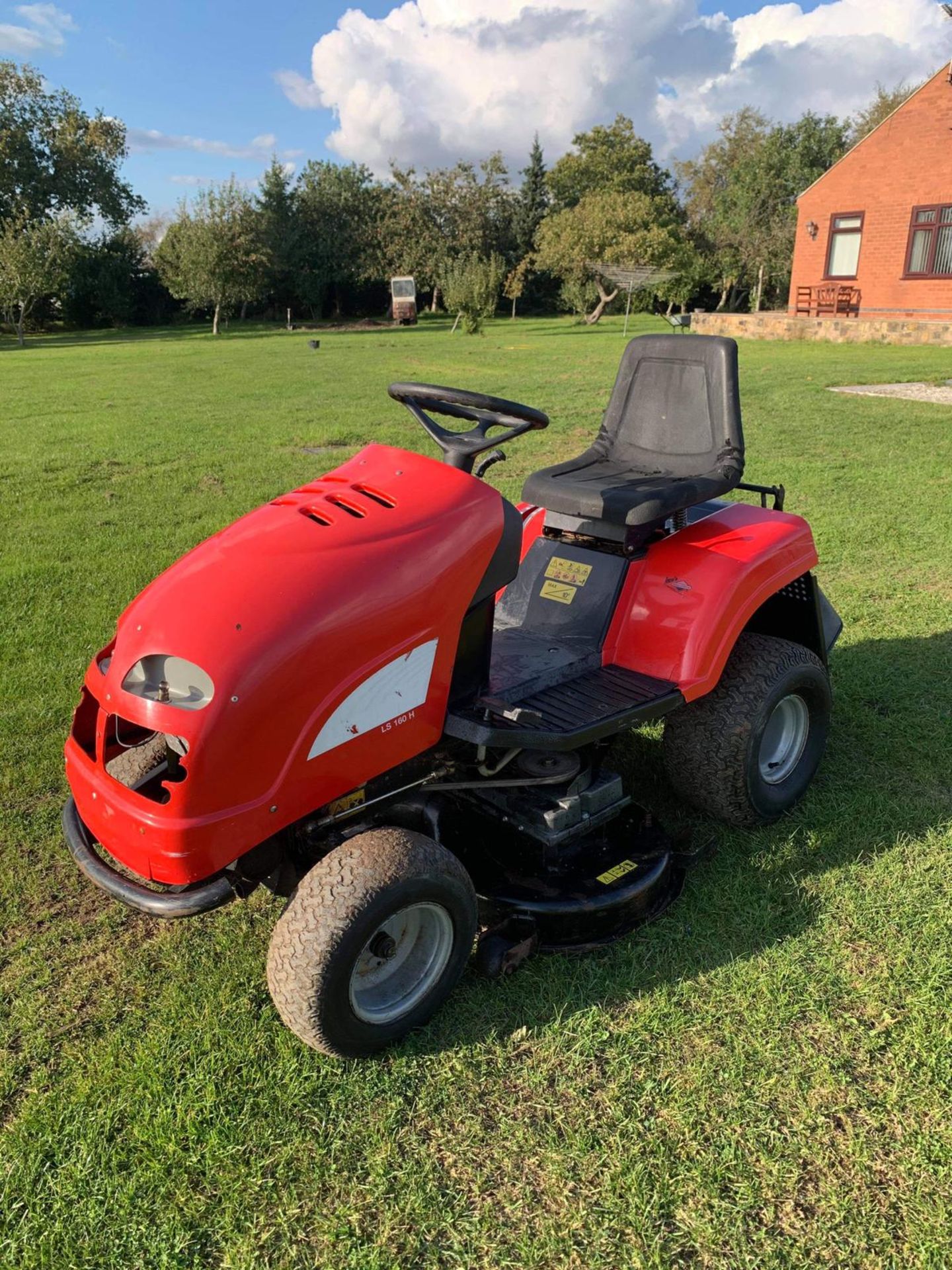 LAWNSTAR LS160H RIDE ON LAWN MOWER, RUNS, DRIVES AND CUTS, C/W GRASS DEFLECTOR *NO VAT* - Image 2 of 4