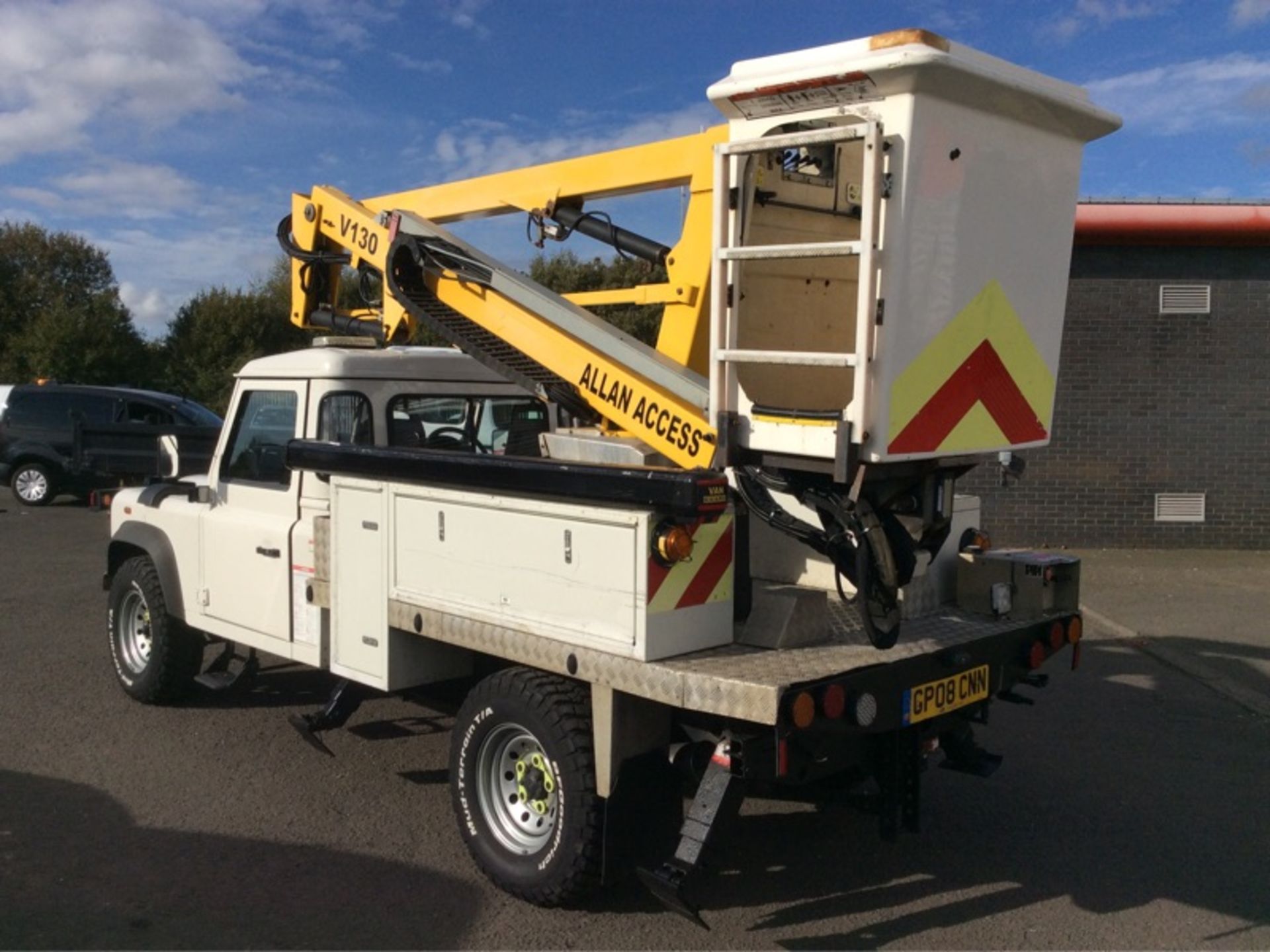 2008/08 REG LAND ROVER DEFENDER 130 24 TDCI CHERRY PICKER PLATFORM CAB *PLUS VAT* - Image 3 of 8