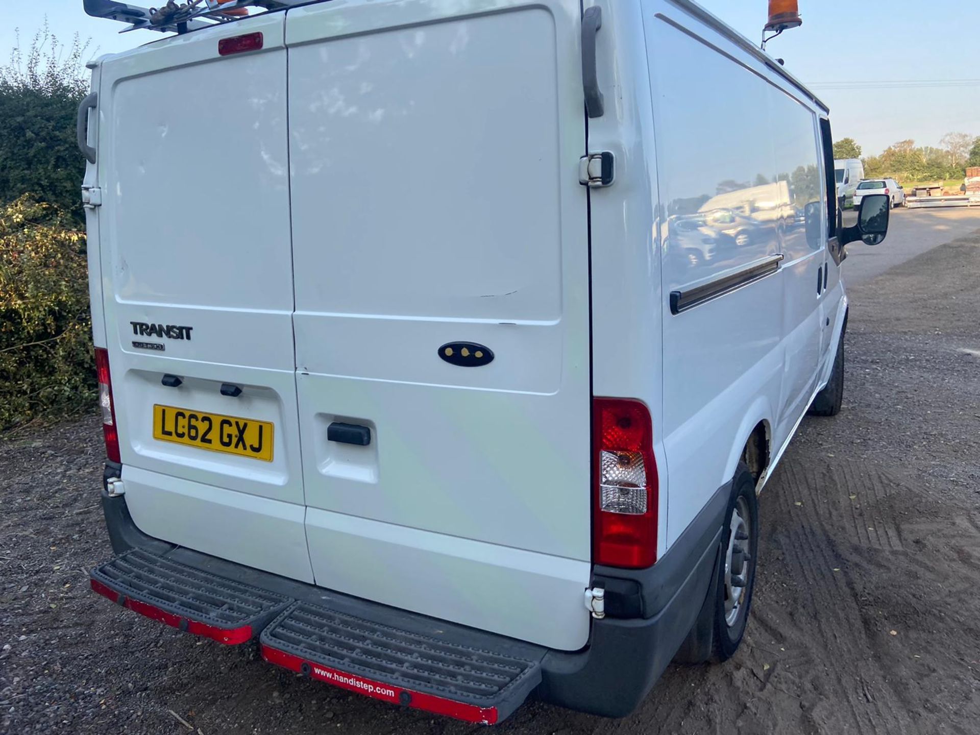 2012/62 REG FORD TRANSIT 100 T300 FWD 2.2 DIESEL WHITE PANEL VAN, SHOWING 0 FORMER KEEPERS *PLUS VAT - Image 6 of 7