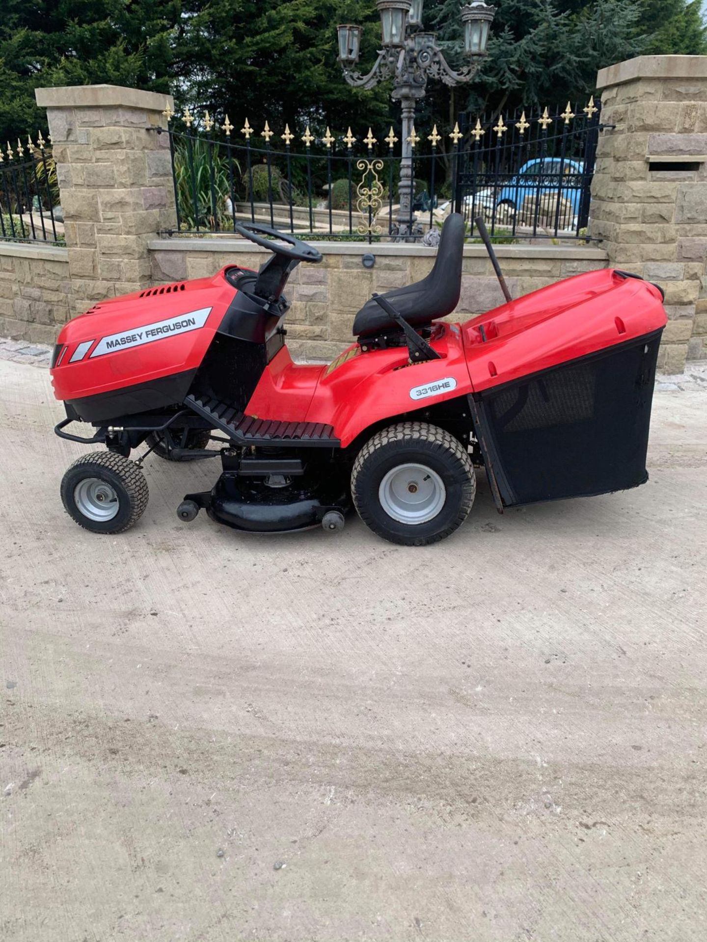 MASSEY FERGUSON 3316HE RIDE ON LAWN MOWER, RUNS, DRIVES AND CUTS, CLEAN MACHINE, C/W COLLECTOR - Image 2 of 4