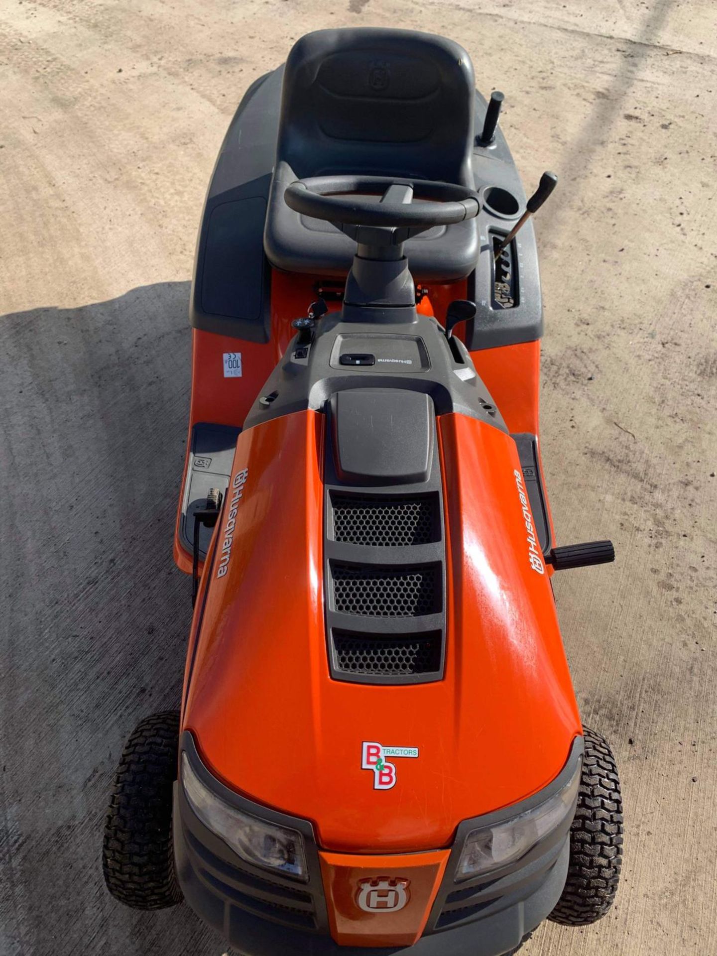 HUSQVARNA CTH 126 RIDE ON LAWN MOWER, RUNS, DRIVES AND CUTS, EX DEMO CONDITION, CLEAN MACHINE - Image 2 of 7