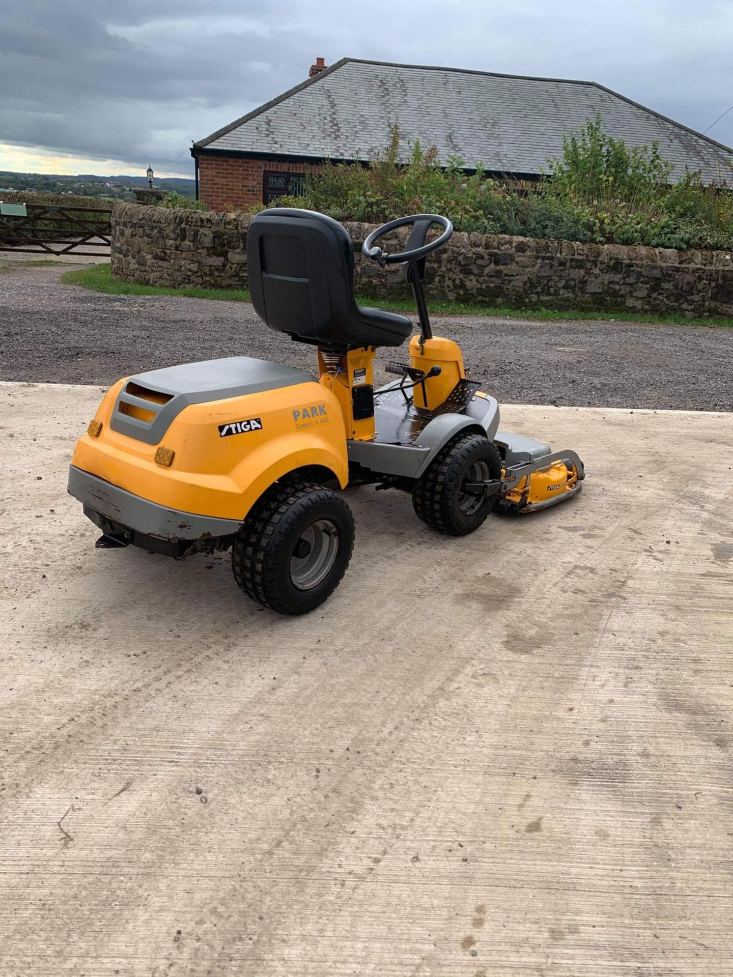 STIGA COMPACT 16 4WD RIDE ON LAWN MOWER, RUNS, DRIVES AND CUTS, CLEAN MACHINE, 4WD *NO VAT* - Image 2 of 6