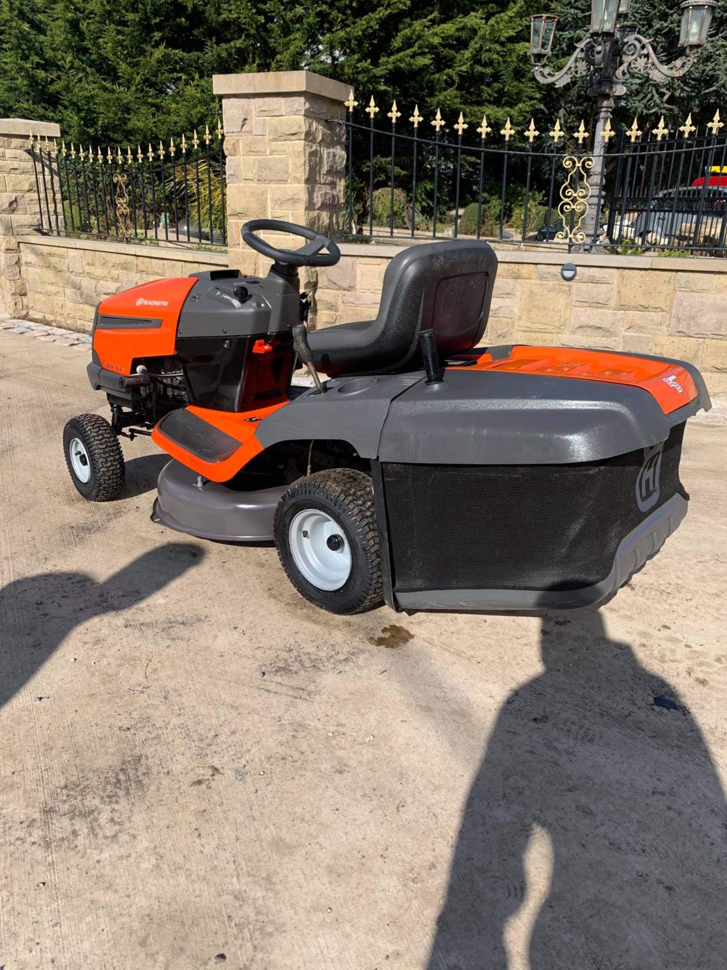 HUSQVARNA CTH 126 RIDE ON LAWN MOWER, RUNS, DRIVES AND CUTS, EX DEMO CONDITION, CLEAN MACHINE - Image 6 of 7