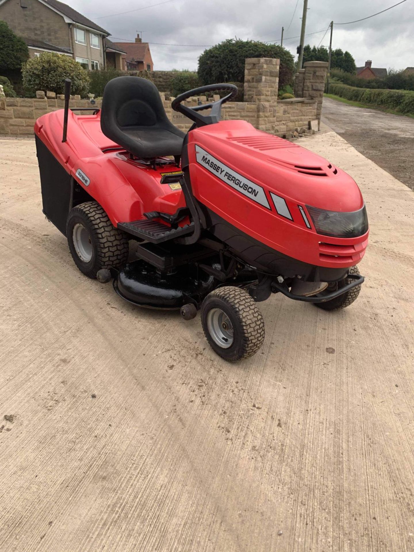 MASSEY FERGUSON 3316HE RIDE ON LAWN MOWER, RUNS, DRIVES AND CUTS, CLEAN MACHINE, C/W COLLECTOR