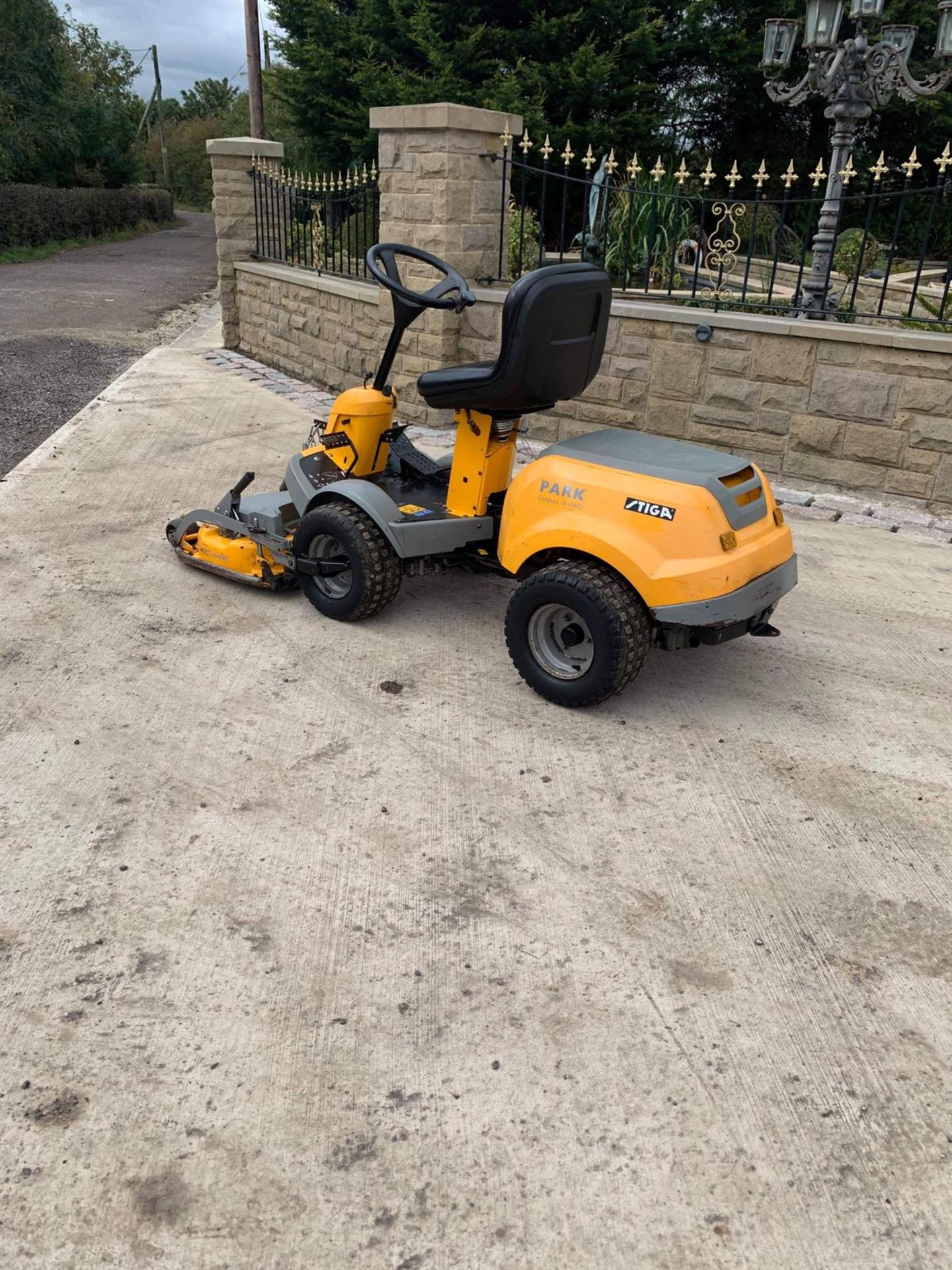 STIGA COMPACT 16 4WD RIDE ON LAWN MOWER, RUNS, DRIVES AND CUTS, CLEAN MACHINE, 4WD *NO VAT* - Image 3 of 6